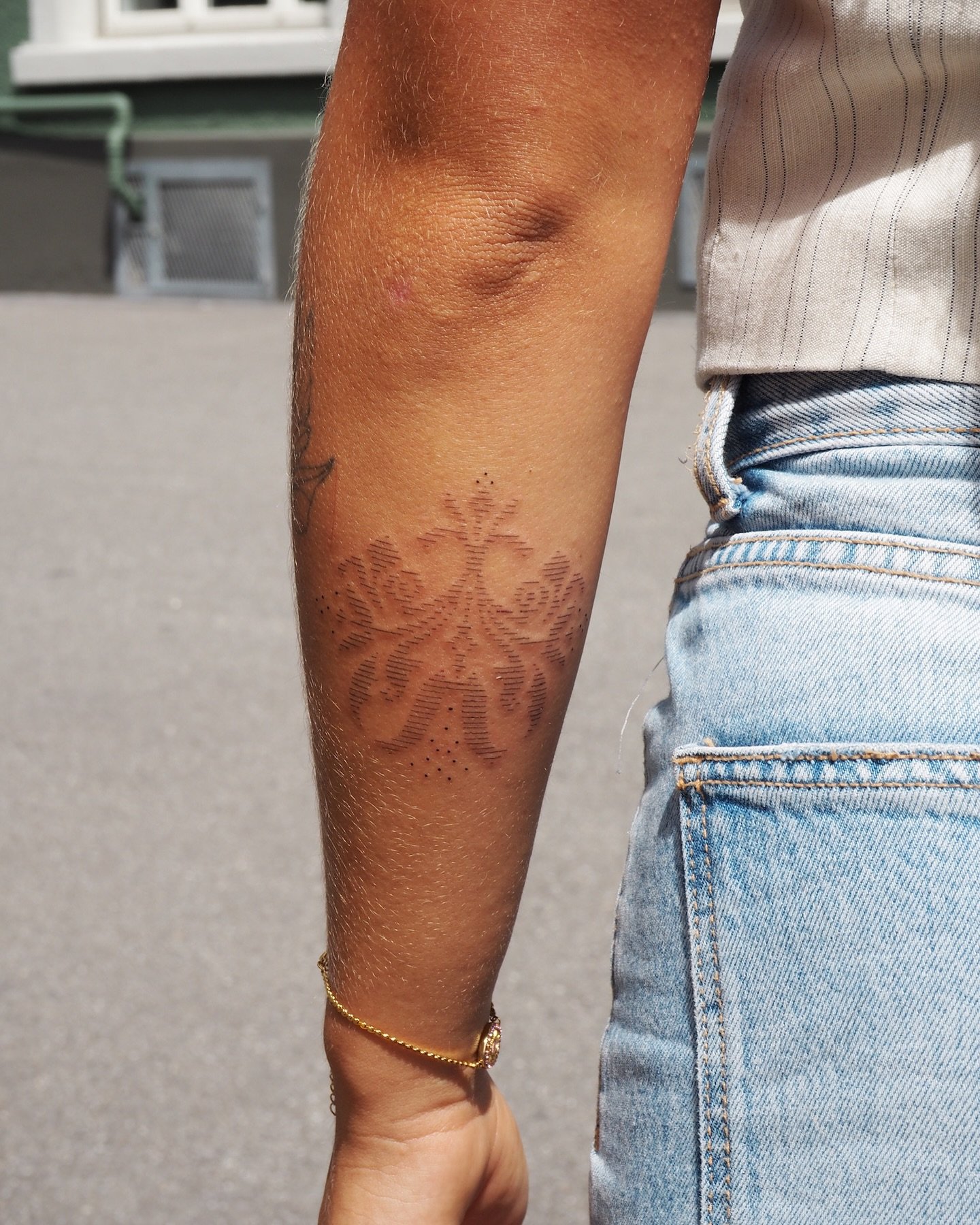 Tatuaje de destellos en antebrazo, línea fina Sinkply Madrid