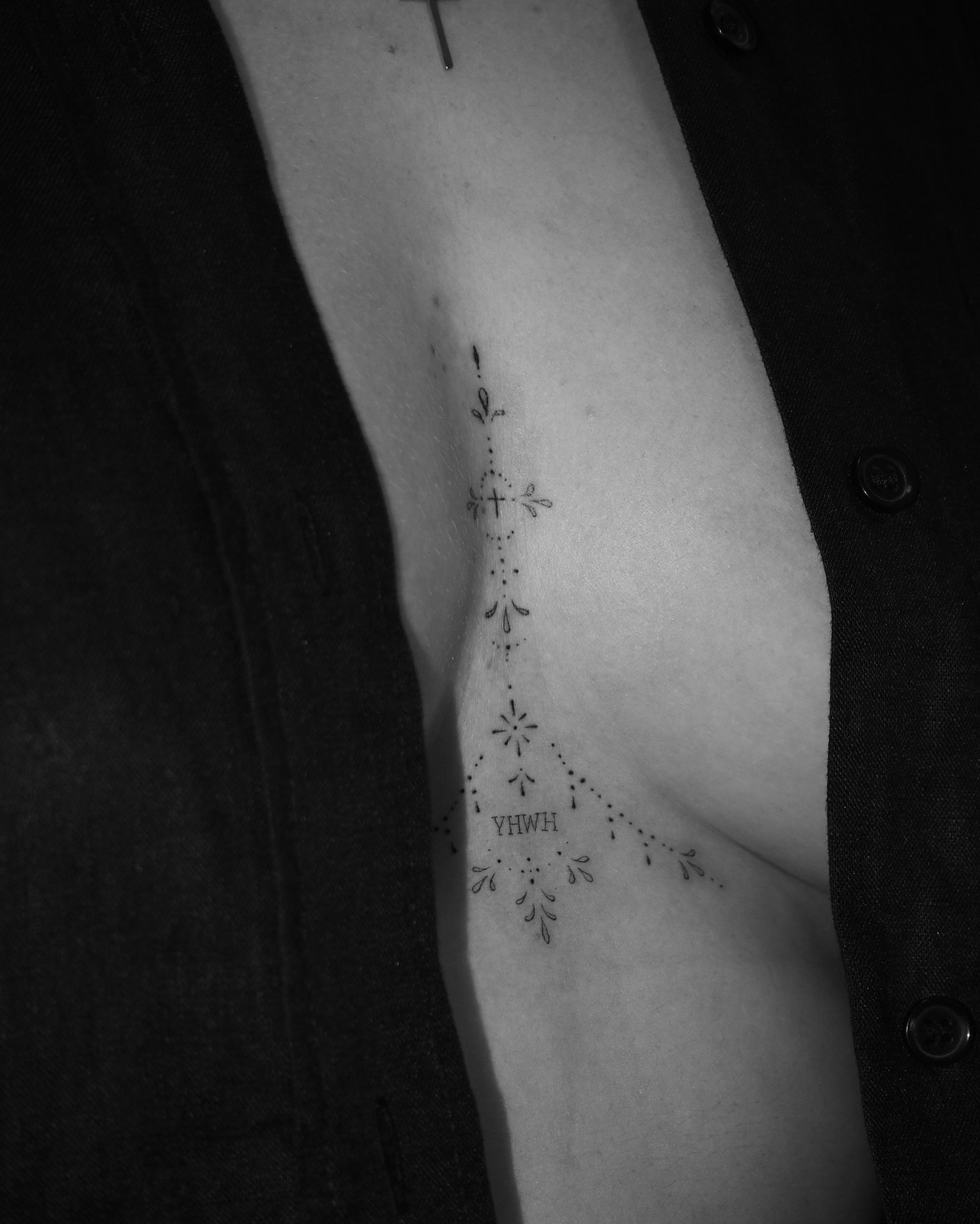 Tatuaje de destellos en antebrazo, línea fina Sinkply Madrid