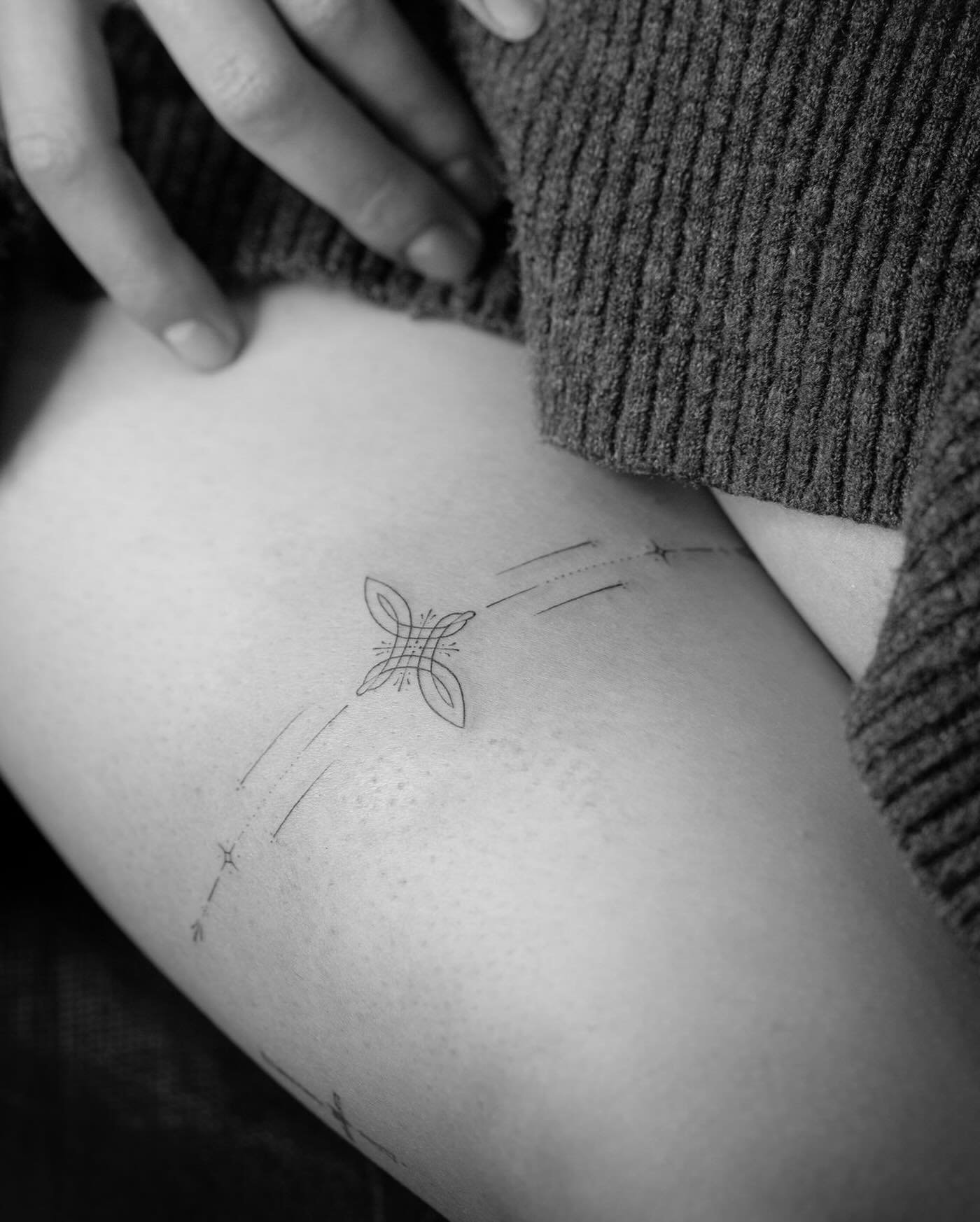 Tatuaje de destellos en antebrazo, línea fina Sinkply Madrid