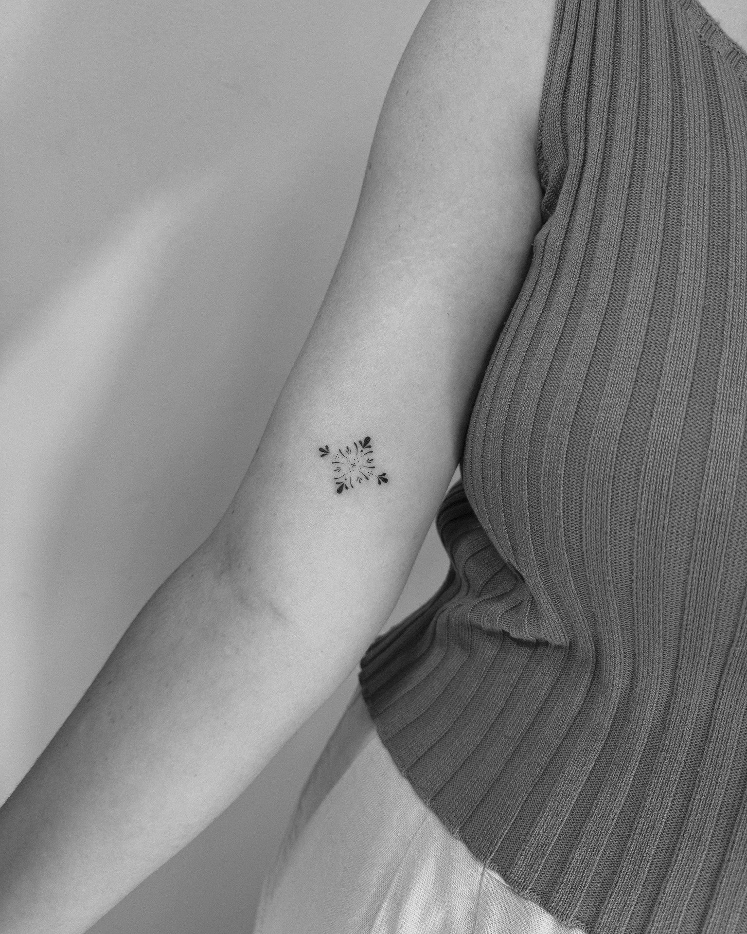 Tatuaje de destellos en antebrazo, línea fina Sinkply Madrid