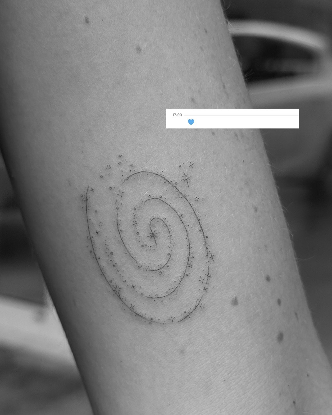 Tatuaje de destellos en antebrazo, línea fina Sinkply Madrid