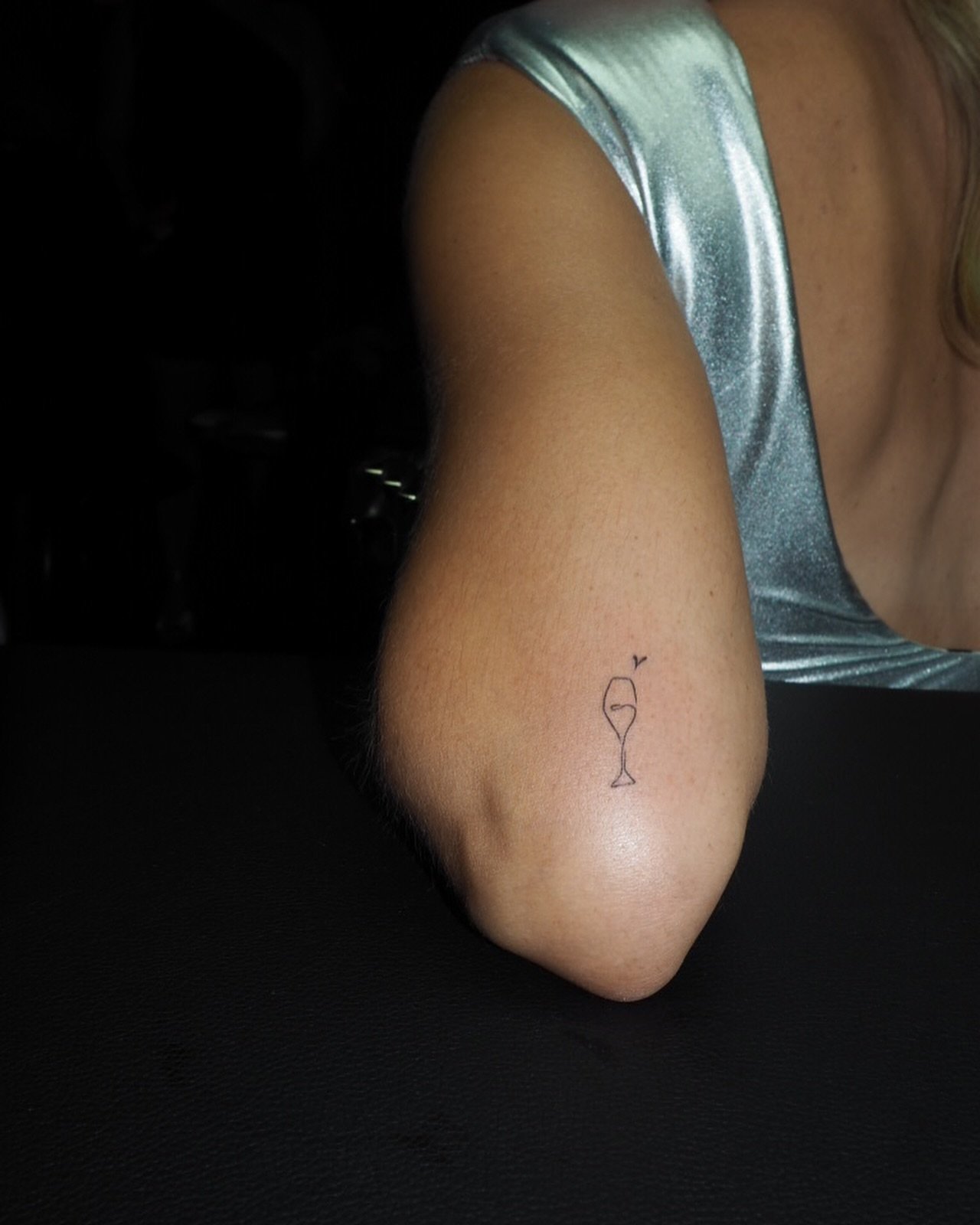 Tatuaje de destellos en antebrazo, línea fina Sinkply Madrid