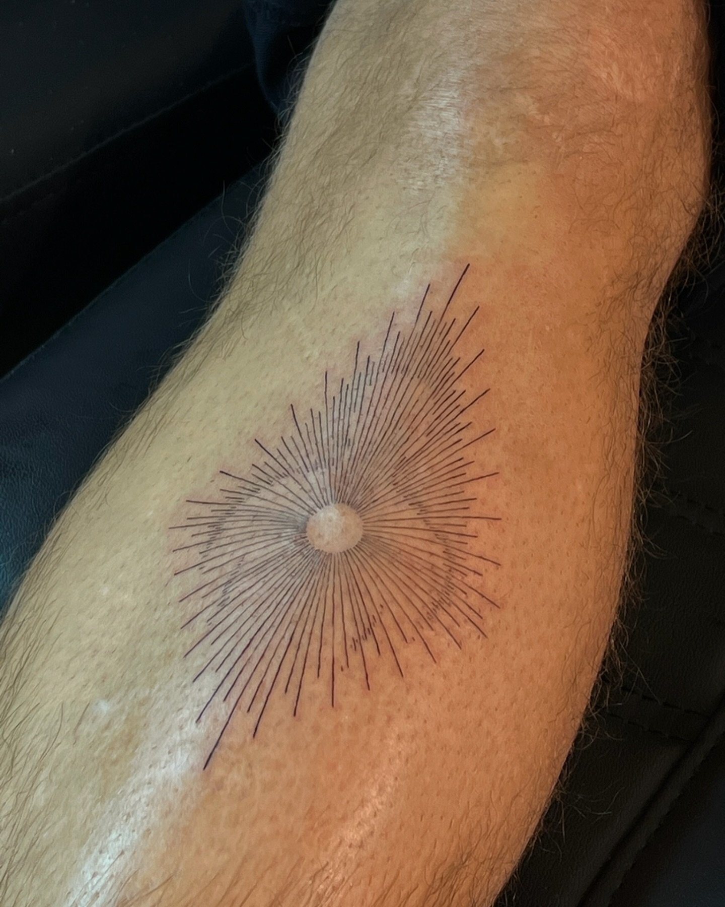 Tatuaje de destellos en antebrazo, línea fina Sinkply Madrid