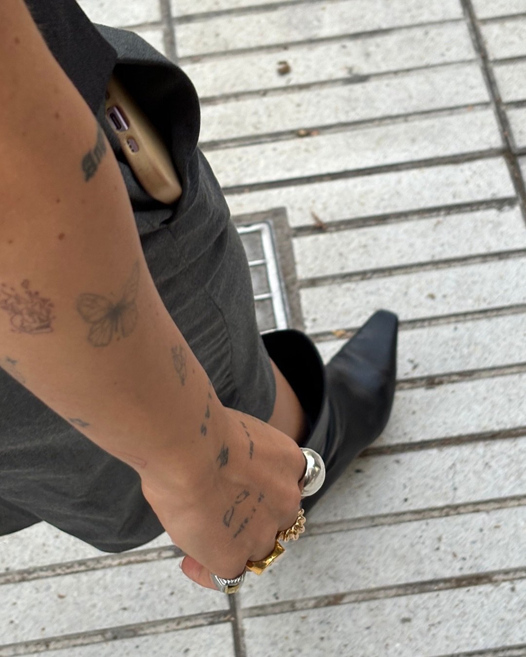 Tatuaje de destellos en antebrazo, línea fina Sinkply Madrid