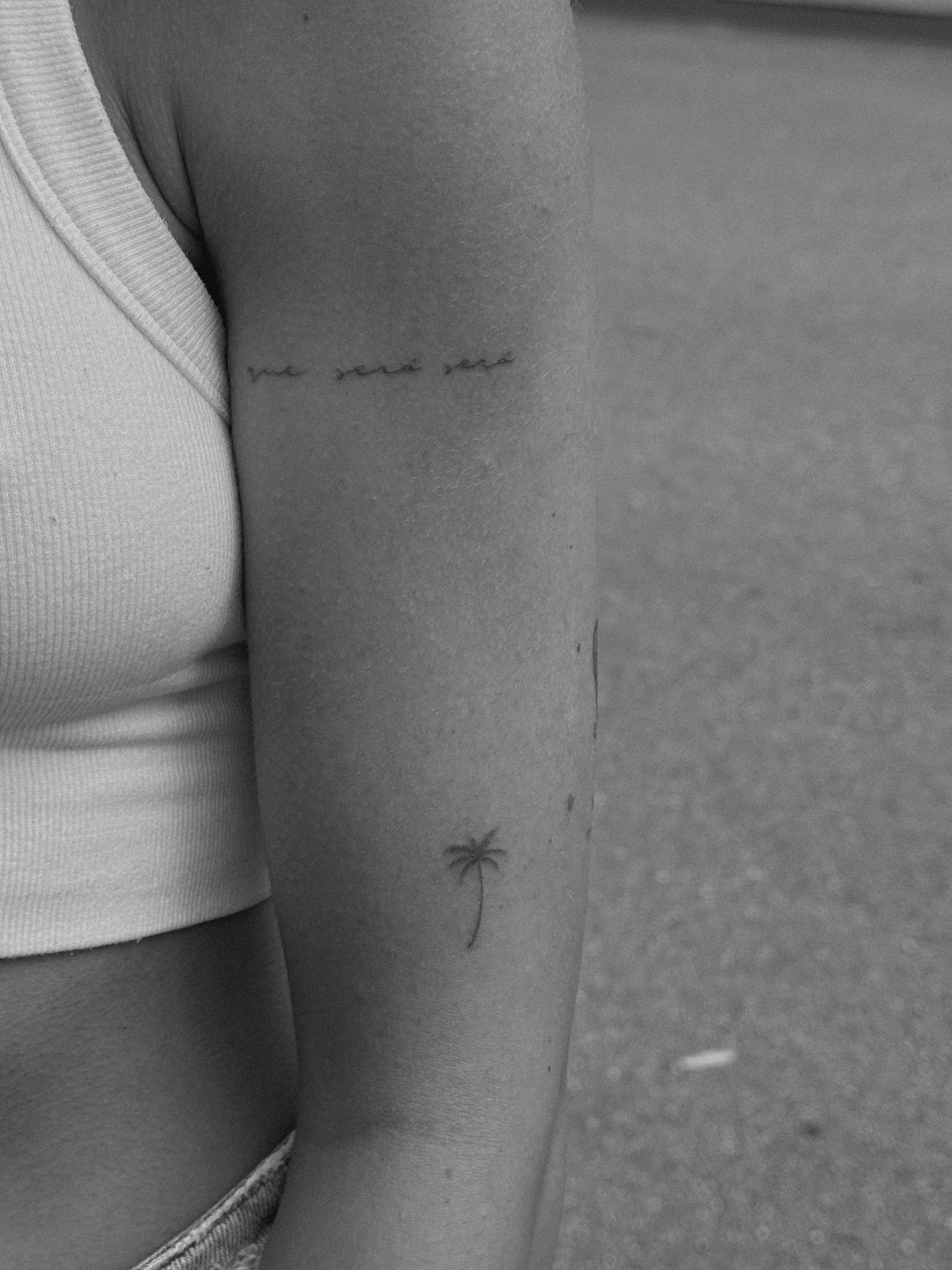 Tatuaje de destellos en antebrazo, línea fina Sinkply Madrid