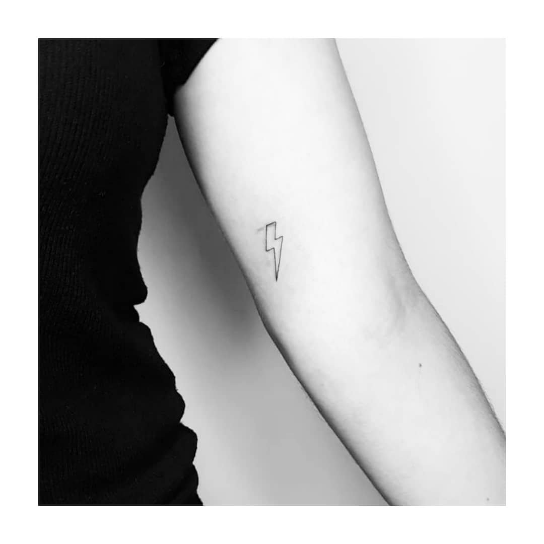 Tatuaje de destellos en antebrazo, línea fina Sinkply Madrid