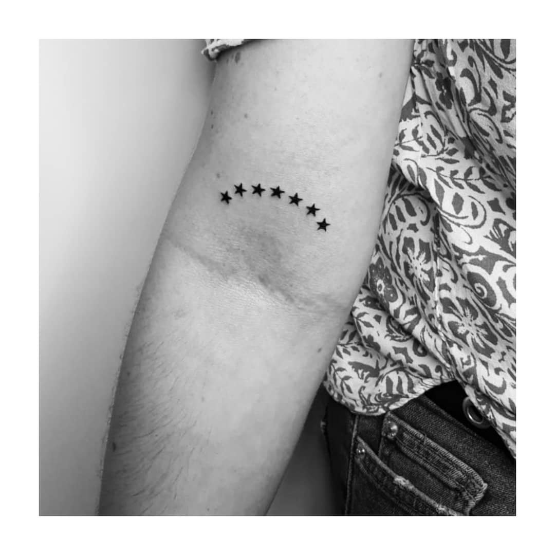 Tatuaje de destellos en antebrazo, línea fina Sinkply Madrid