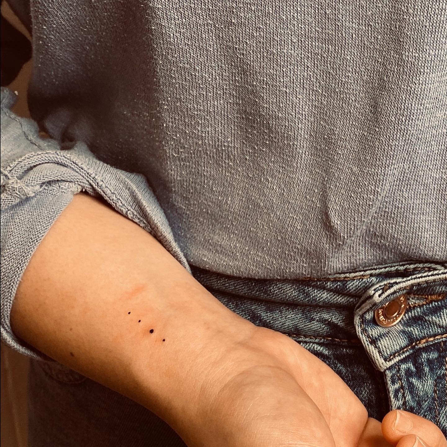 Tatuaje de destellos en antebrazo, línea fina Sinkply Madrid