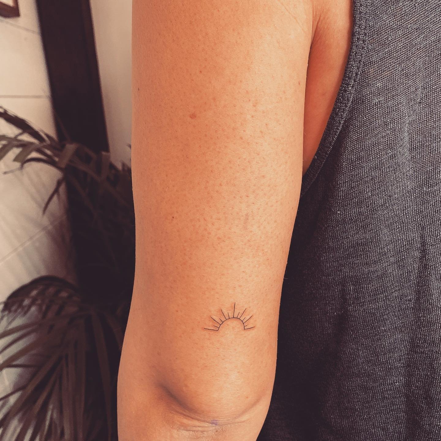 Tatuaje de destellos en antebrazo, línea fina Sinkply Madrid