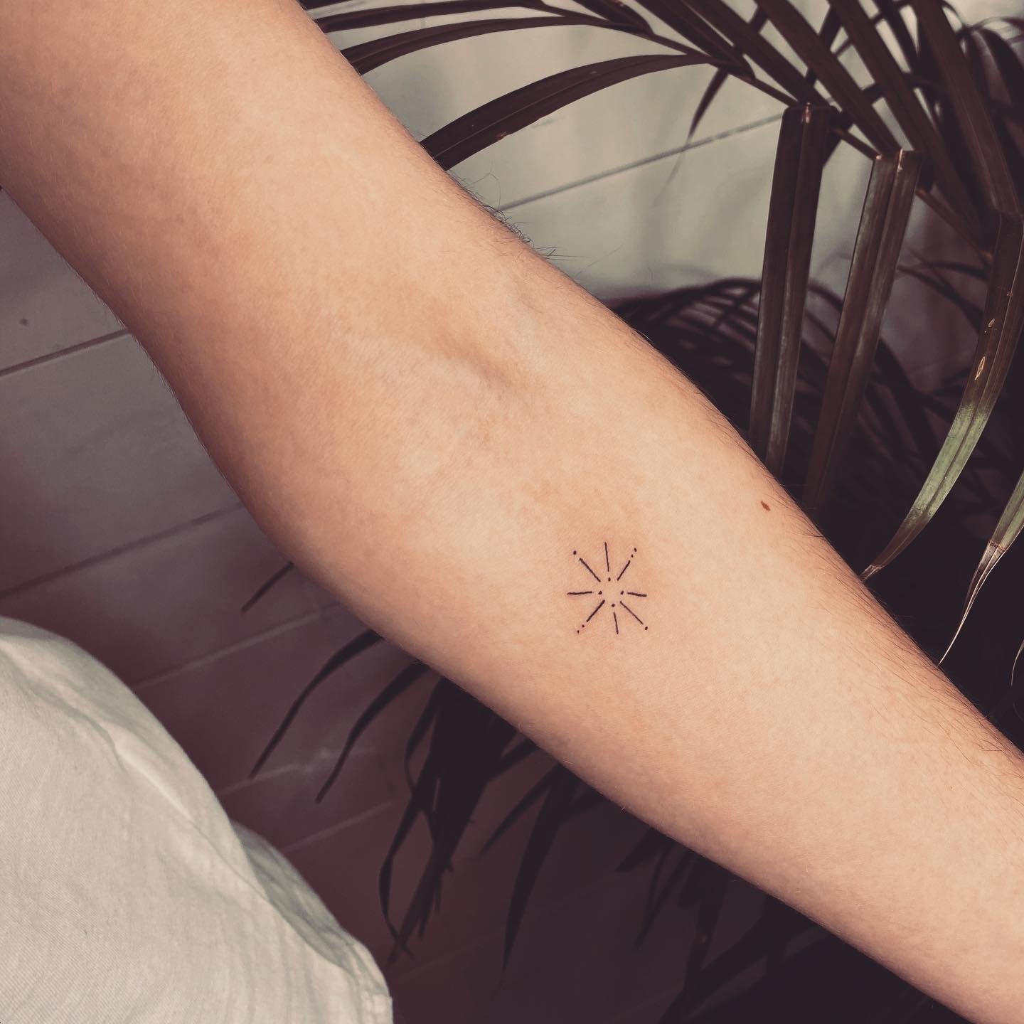 Tatuaje de destellos en antebrazo, línea fina Sinkply Madrid