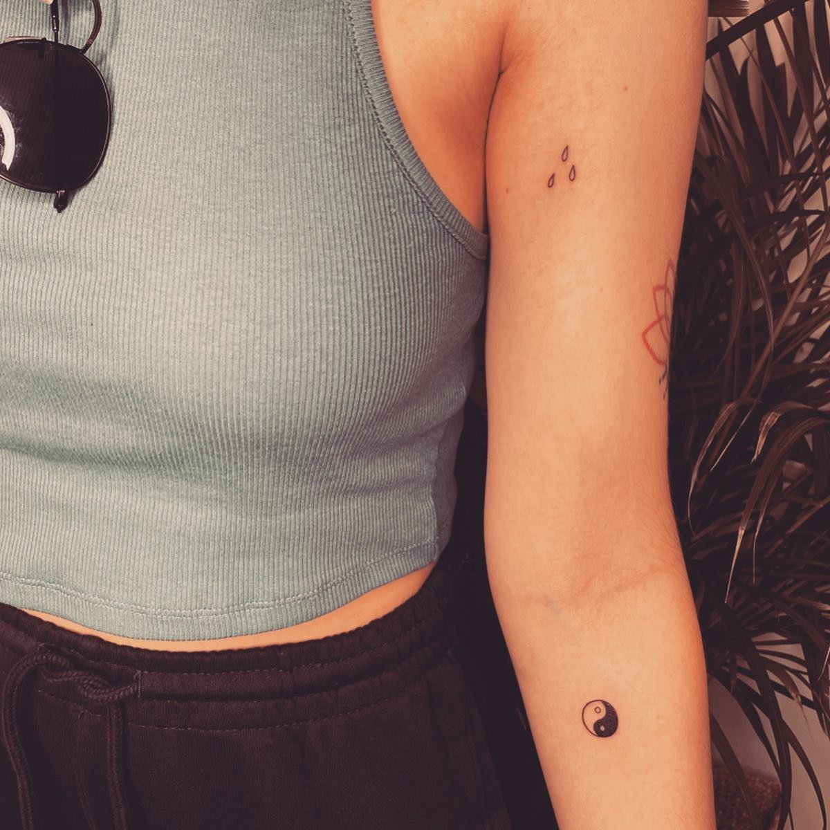 Tatuaje de destellos en antebrazo, línea fina Sinkply Madrid