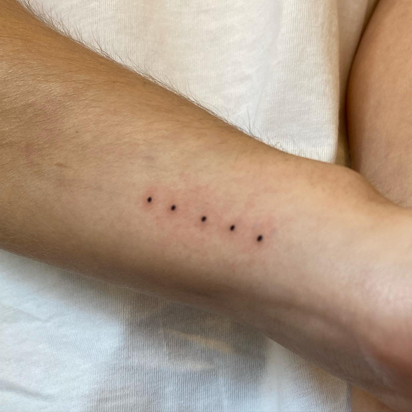 Tatuaje de destellos en antebrazo, línea fina Sinkply Madrid