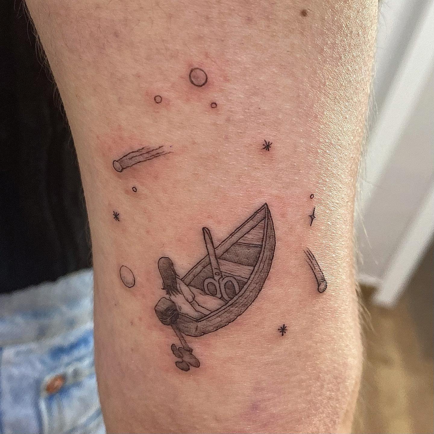 Tatuaje de destellos en antebrazo, línea fina Sinkply Madrid