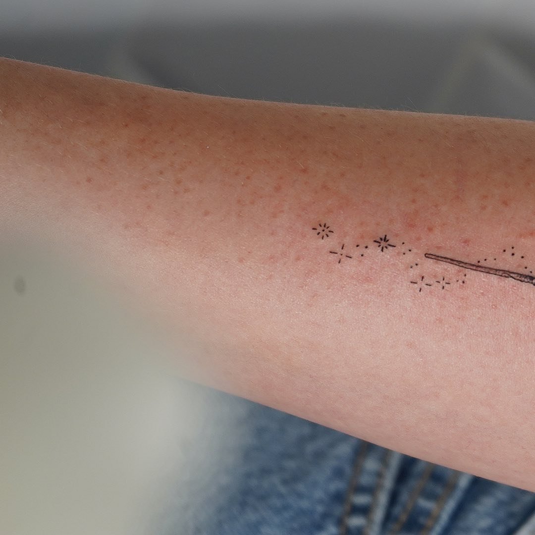 Tatuaje de destellos en antebrazo, línea fina Sinkply Madrid