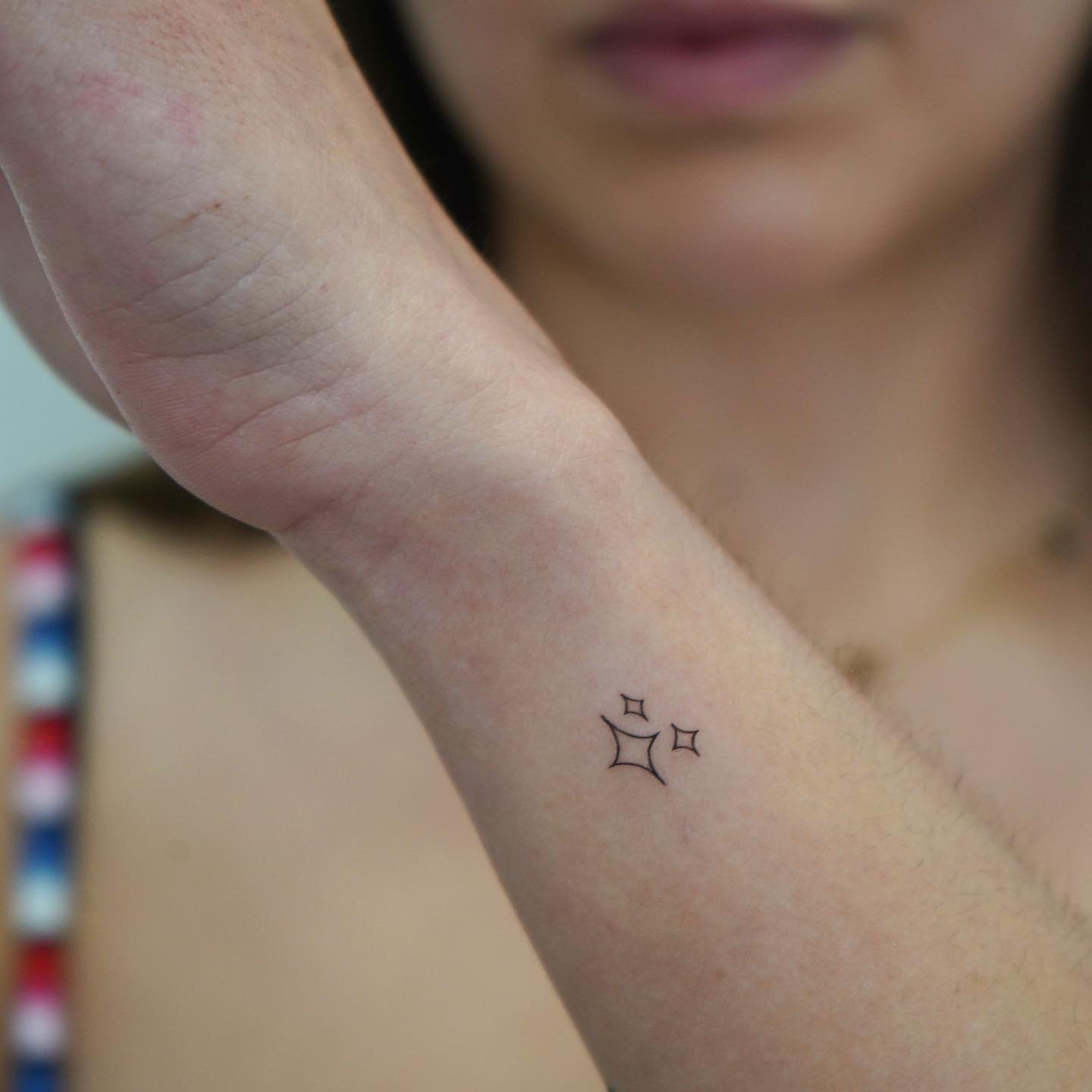 Tatuaje de destellos en antebrazo, línea fina Sinkply Madrid