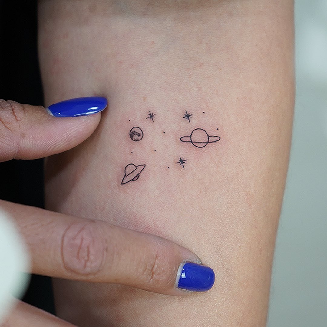 Tatuaje de destellos en antebrazo, línea fina Sinkply Madrid