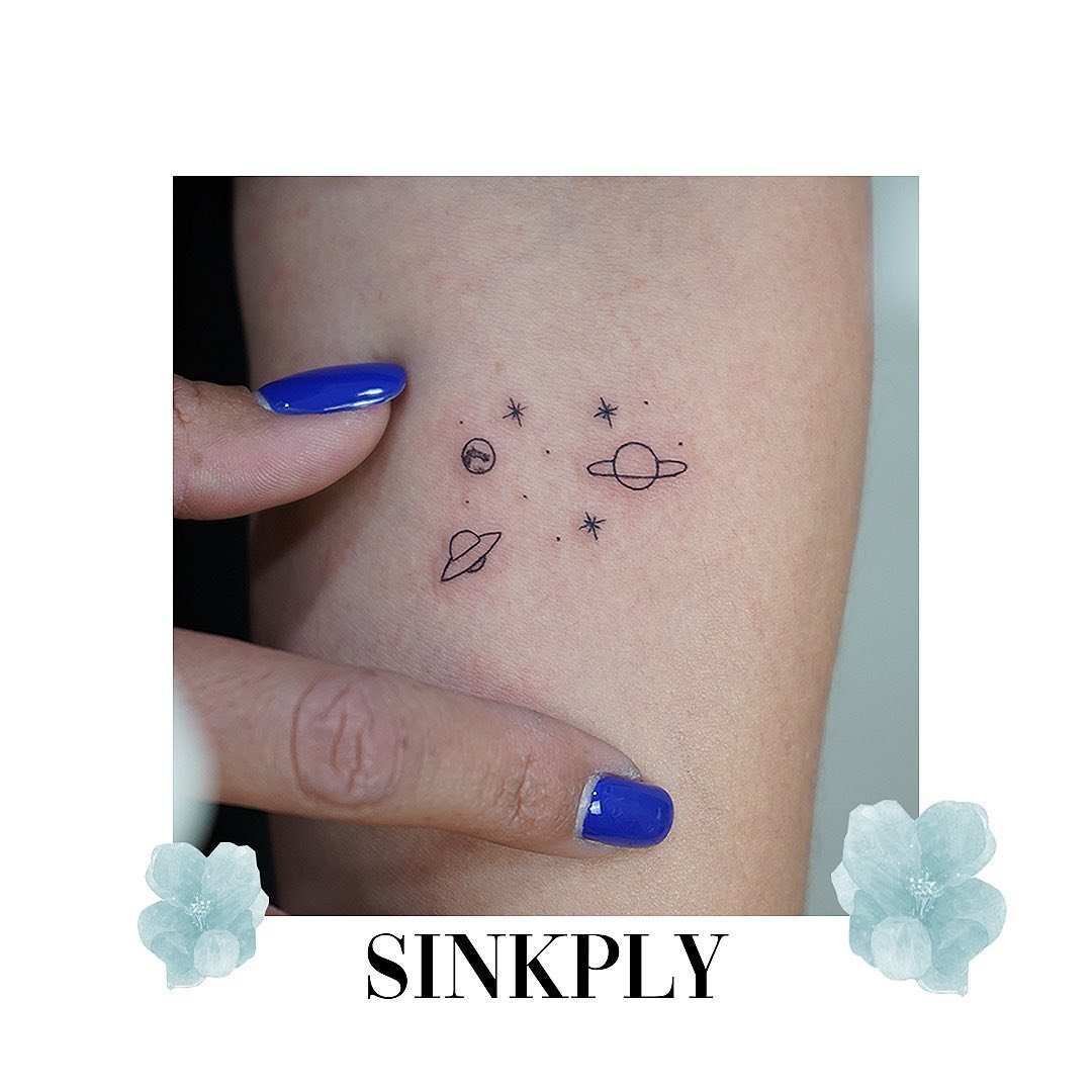Tatuaje de destellos en antebrazo, línea fina Sinkply Madrid