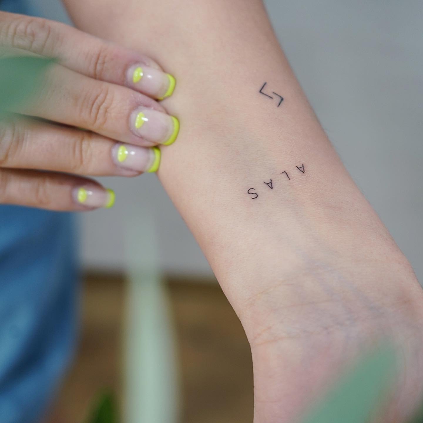 Tatuaje de destellos en antebrazo, línea fina Sinkply Madrid