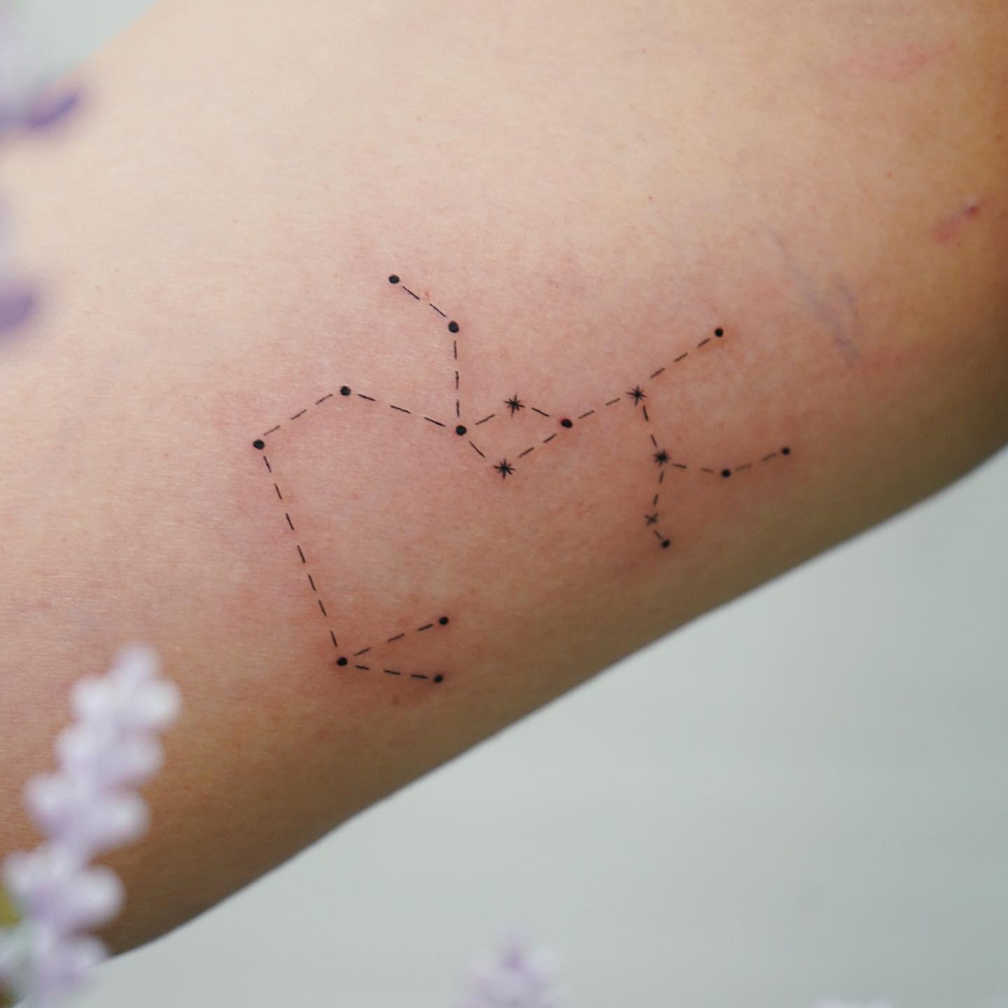 Tatuaje de destellos en antebrazo, línea fina Sinkply Madrid