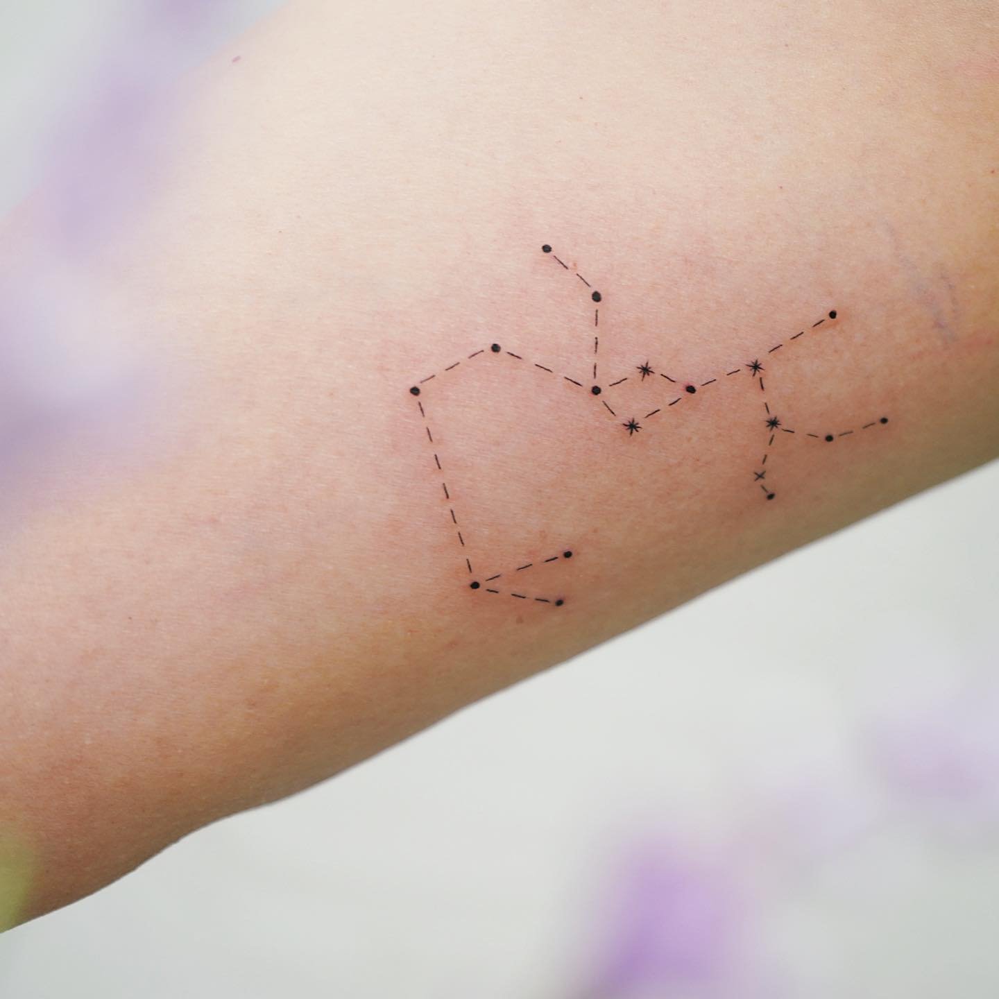 Tatuaje de destellos en antebrazo, línea fina Sinkply Madrid