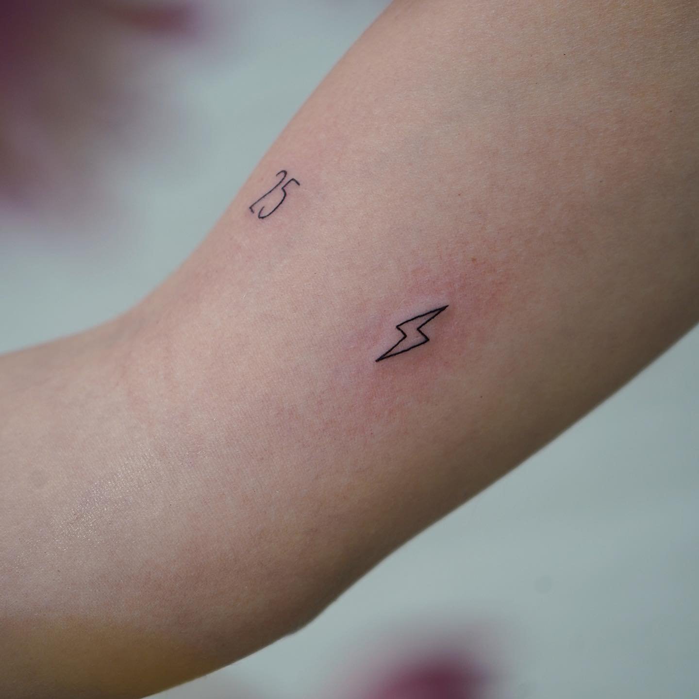 Tatuaje de destellos en antebrazo, línea fina Sinkply Madrid