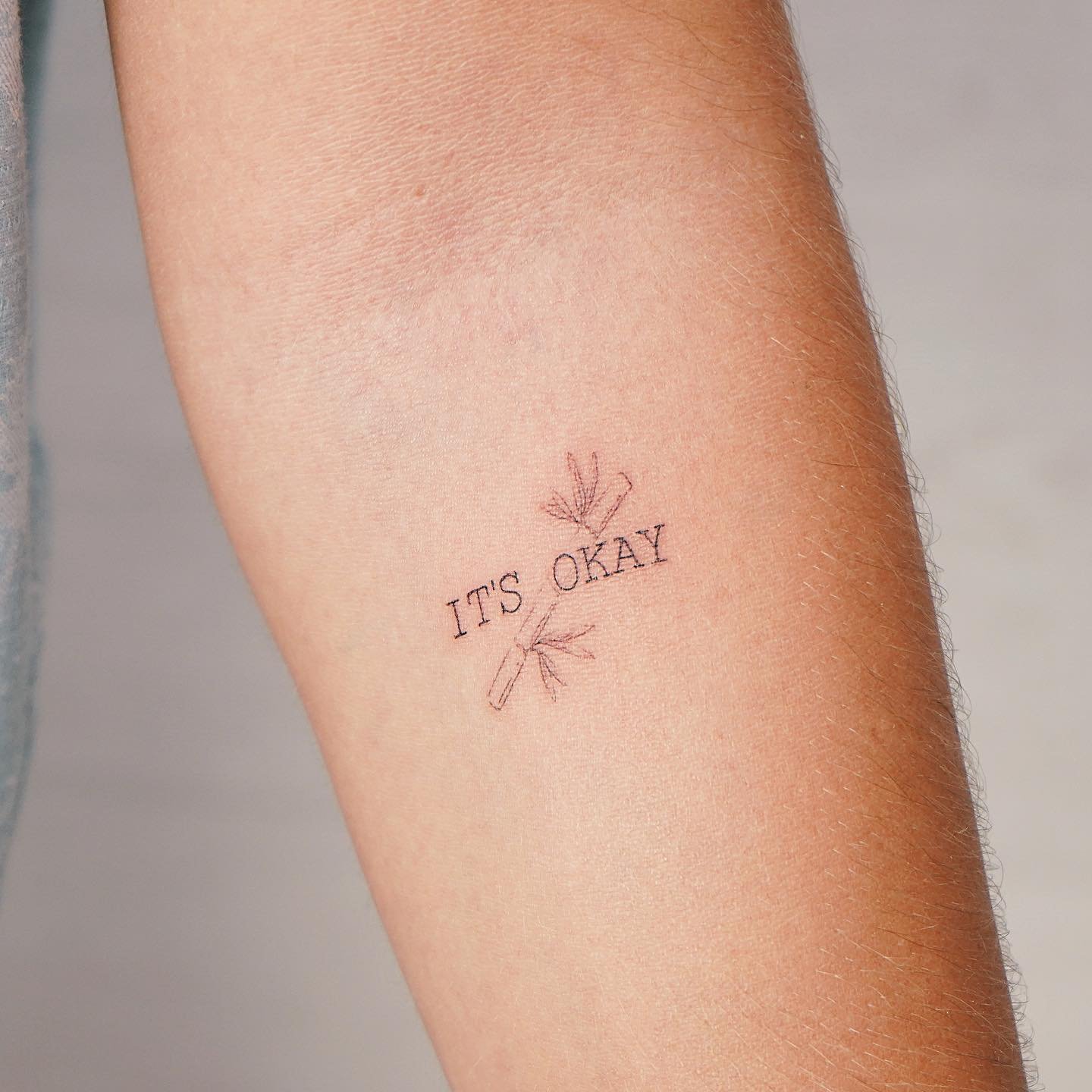 Tatuaje de destellos en antebrazo, línea fina Sinkply Madrid