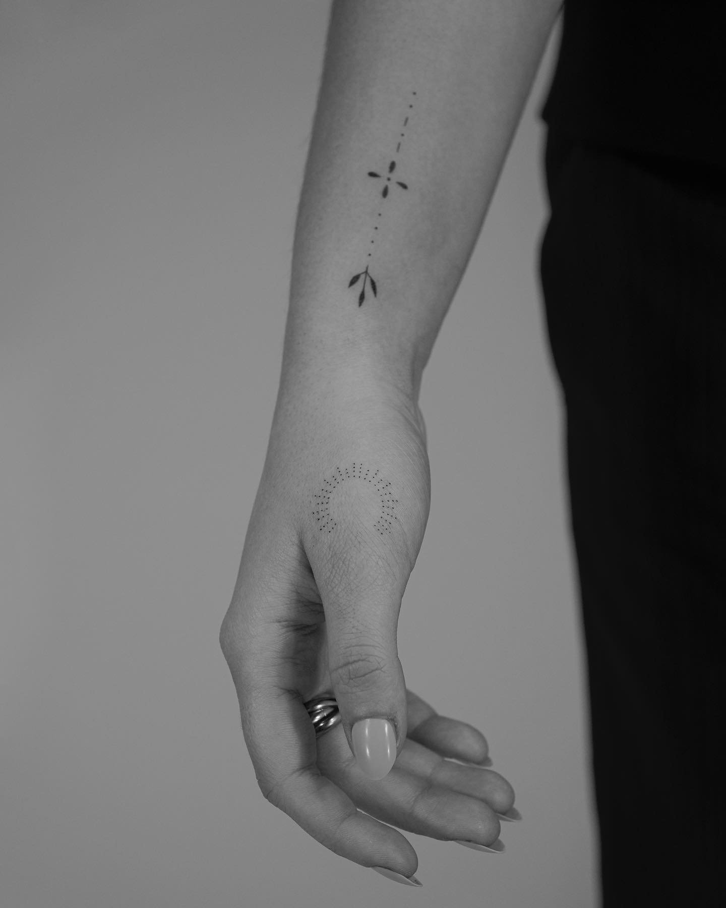 Tatuaje de destellos en antebrazo, línea fina Sinkply Madrid