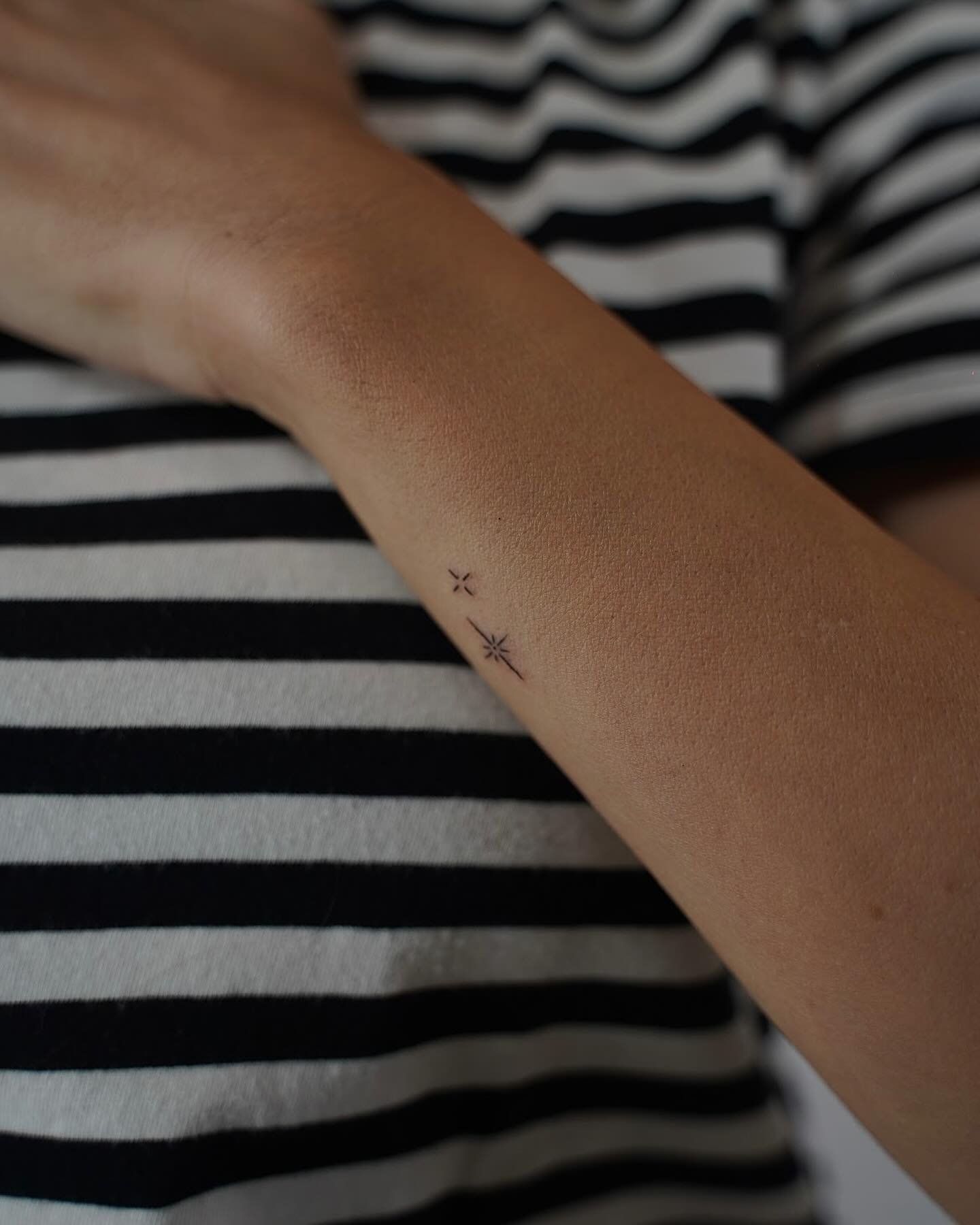 Tatuaje de destellos en antebrazo, línea fina Sinkply Madrid
