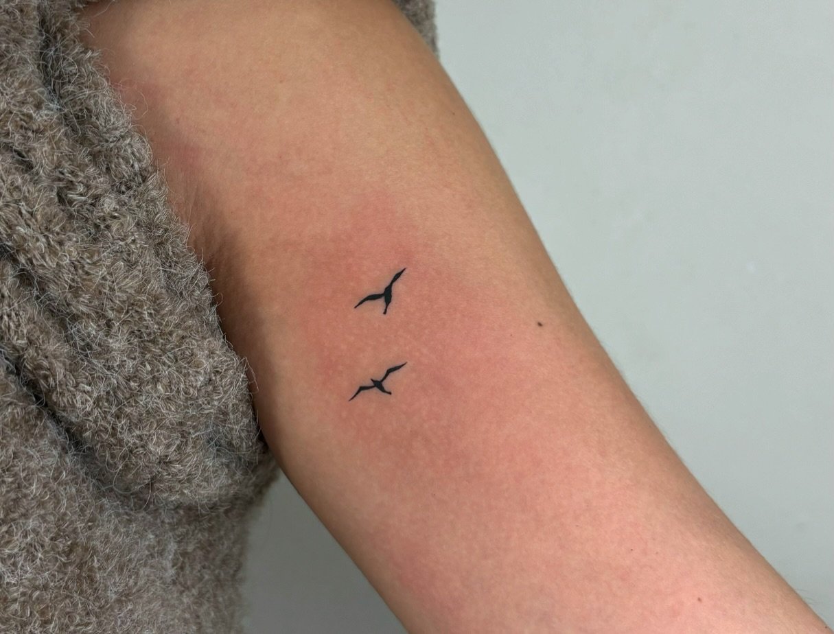 Tatuaje de destellos en antebrazo, línea fina Sinkply Madrid