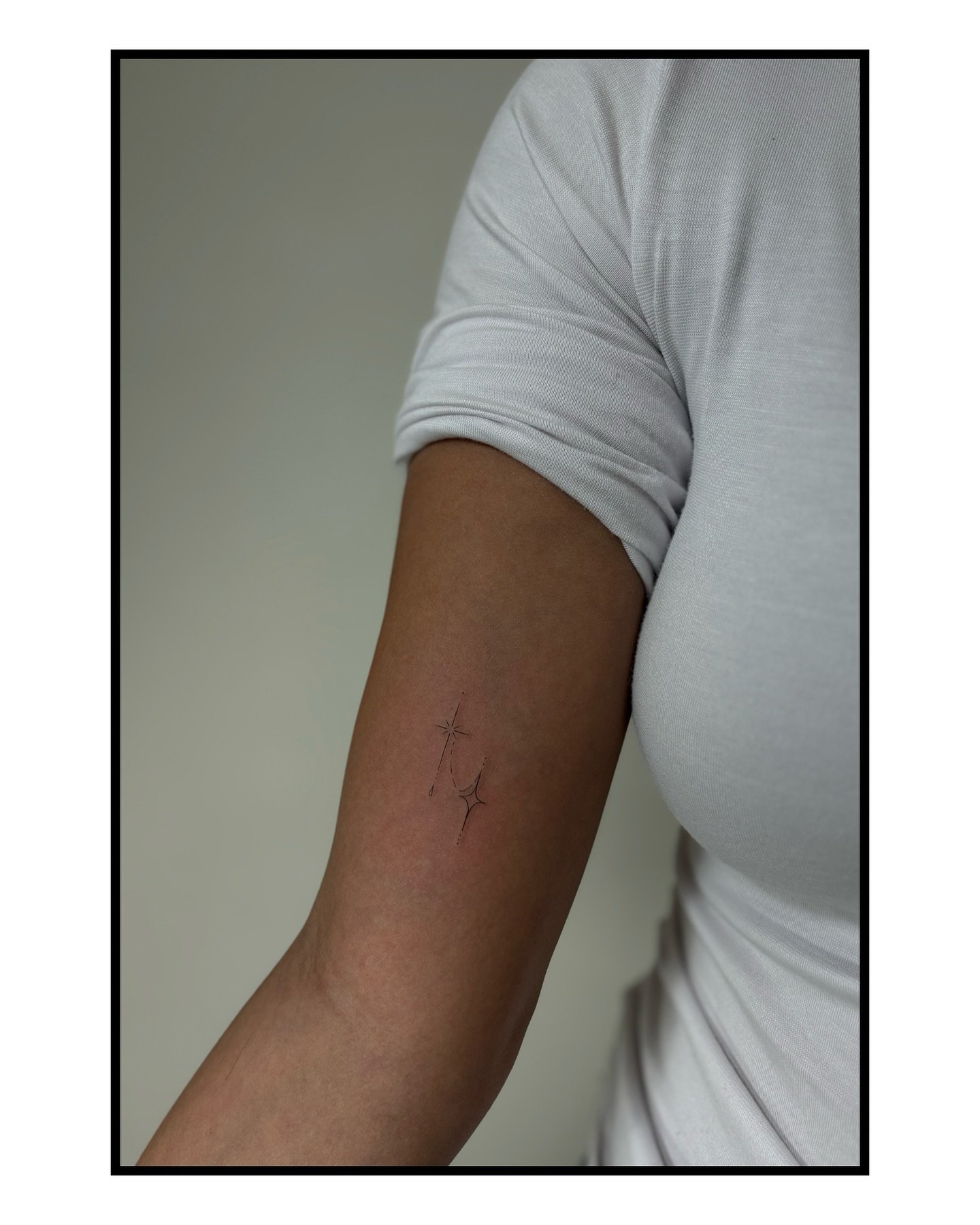Tatuaje de destellos en antebrazo, línea fina Sinkply Madrid