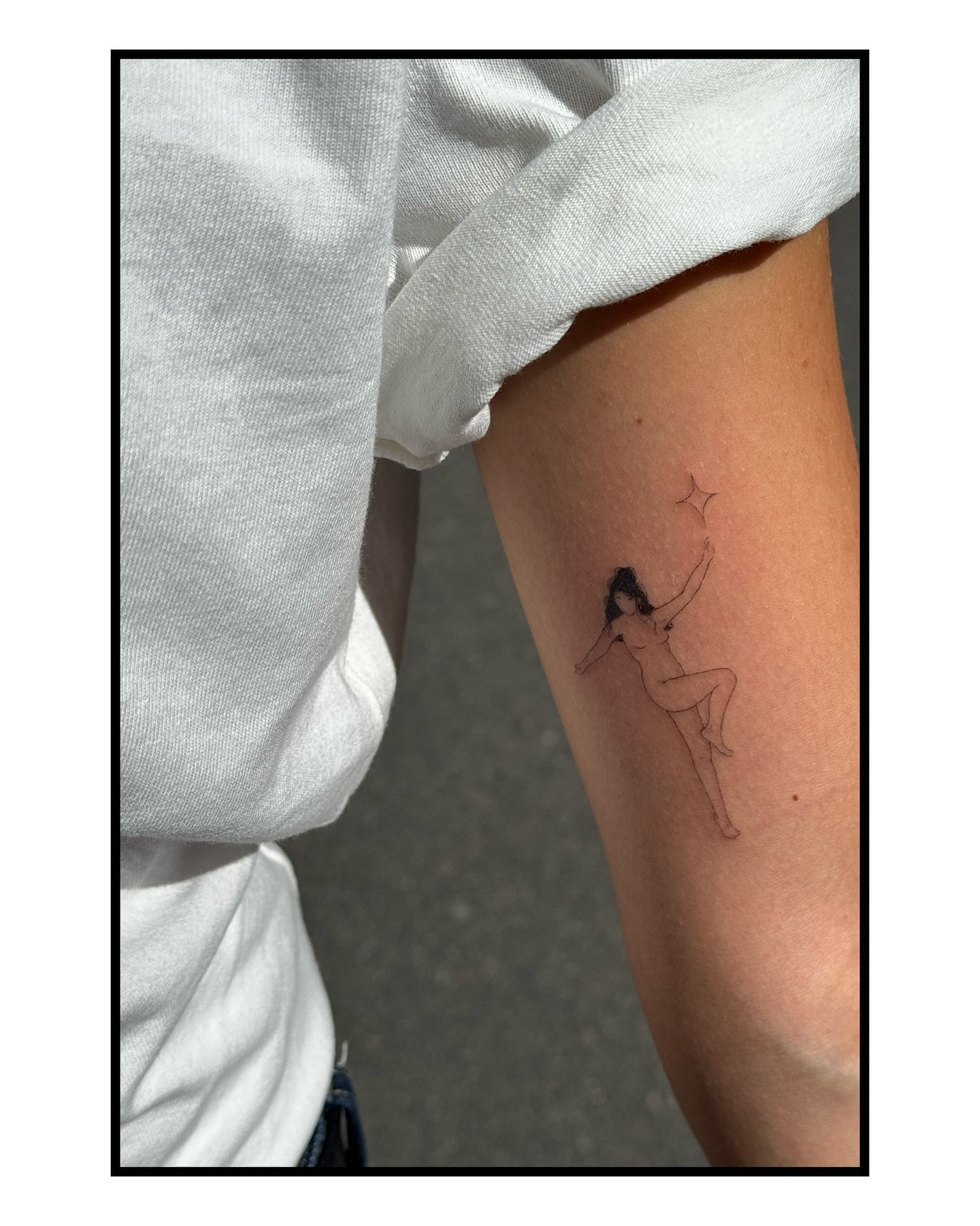 Tatuaje de destellos en antebrazo, línea fina Sinkply Madrid