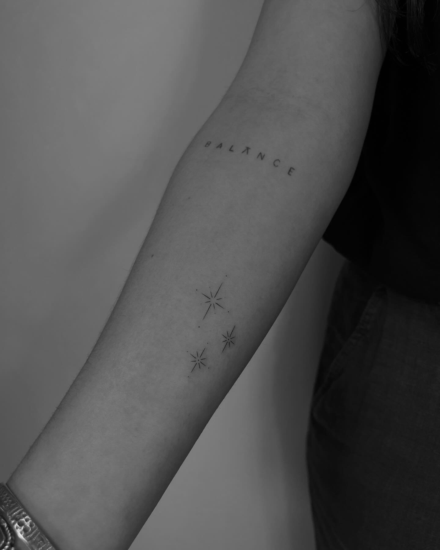 Tatuaje de destellos en antebrazo, línea fina Sinkply Madrid