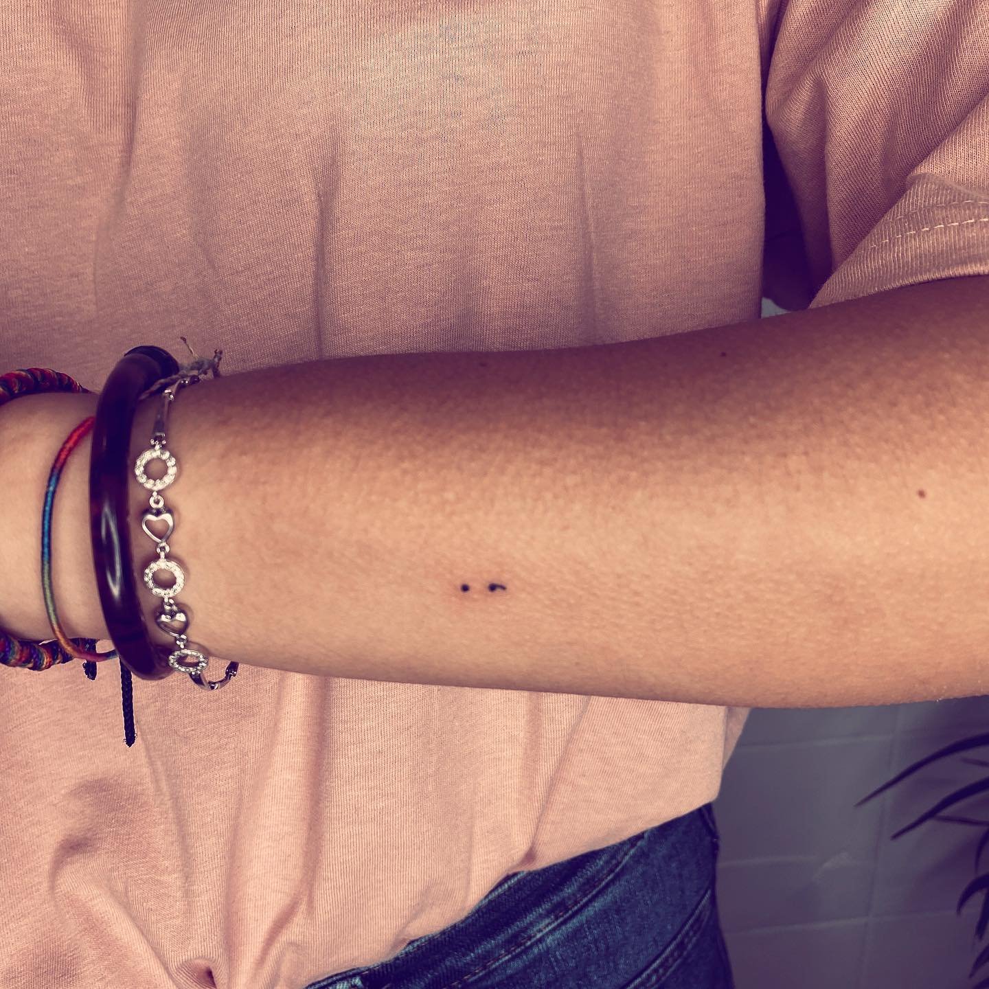Tatuaje de destellos en brazo, línea fina Sinkply Madrid