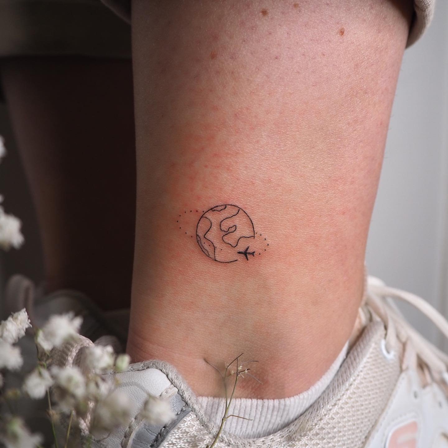 Tatuaje de destellos en brazo, línea fina Sinkply Madrid