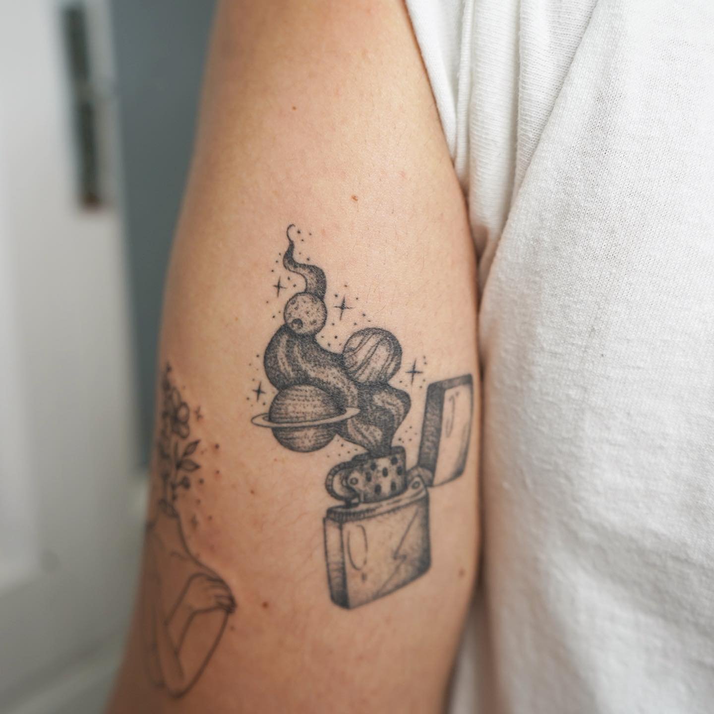 Tatuaje de destellos en brazo, línea fina Sinkply Madrid