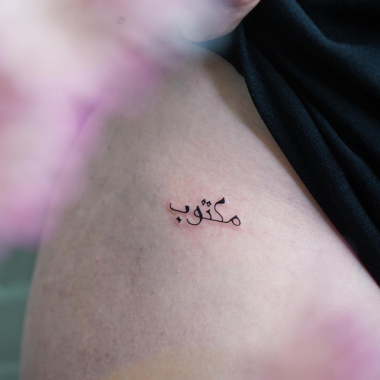 Tatuaje de destellos en brazo, línea fina Sinkply Madrid