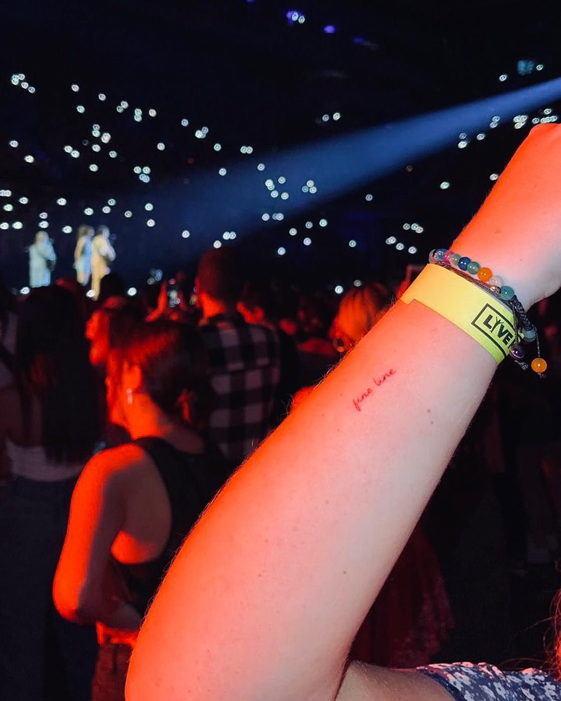 Tatuaje de destellos en brazo, línea fina Sinkply Madrid