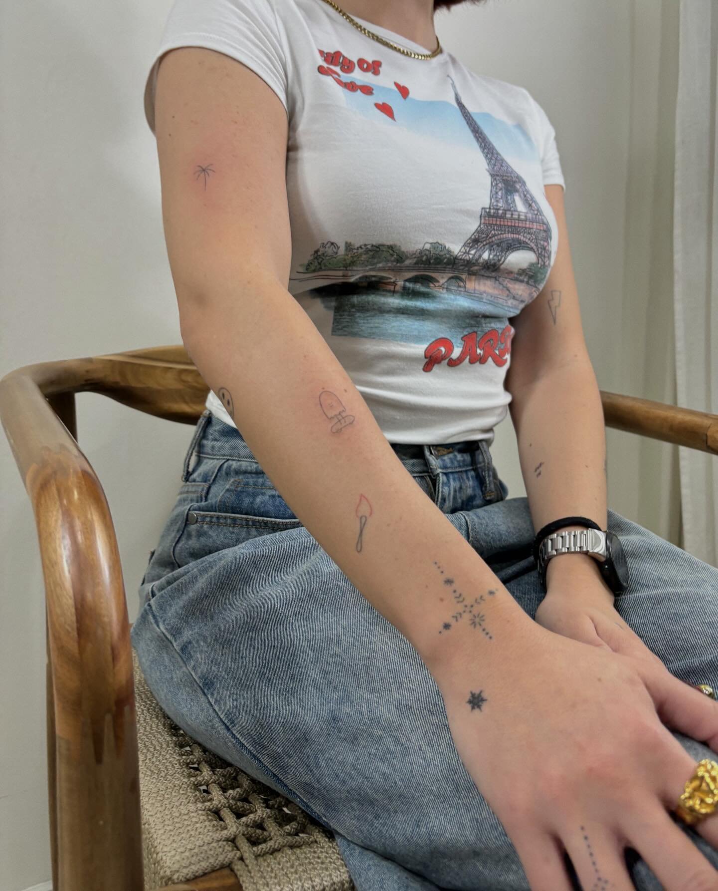 Tatuaje de destellos en brazo, línea fina Sinkply Madrid
