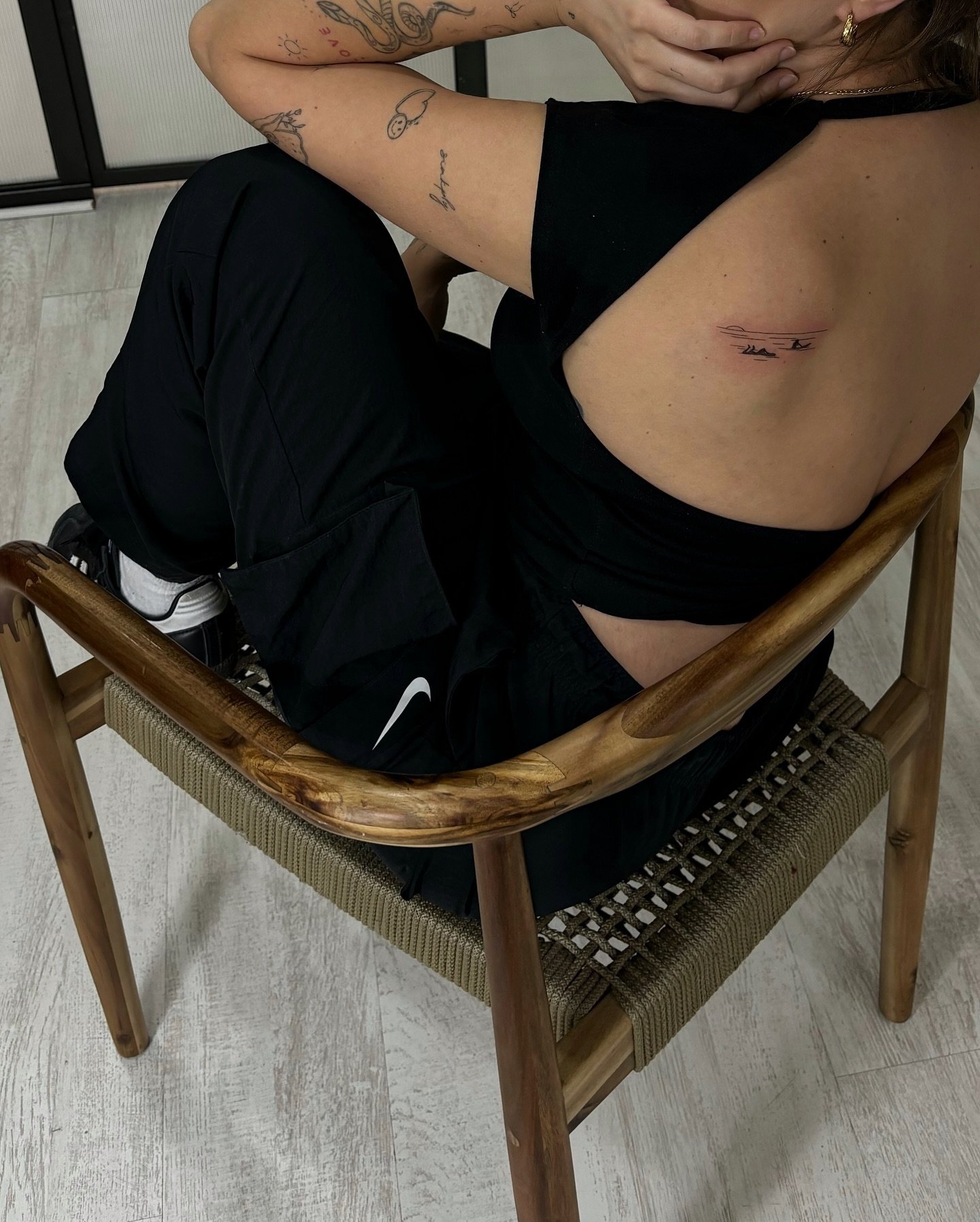 Tatuaje de destellos en brazo, línea fina Sinkply Madrid