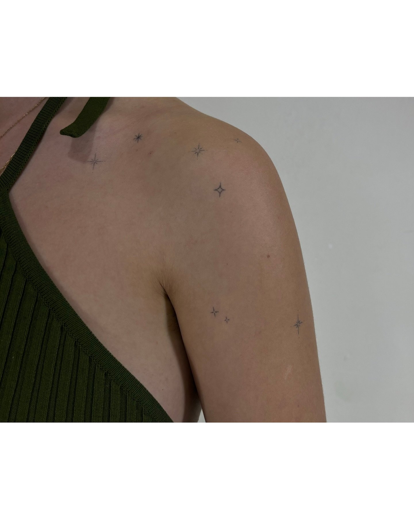 Tatuaje de destellos en brazo, línea fina Sinkply Madrid