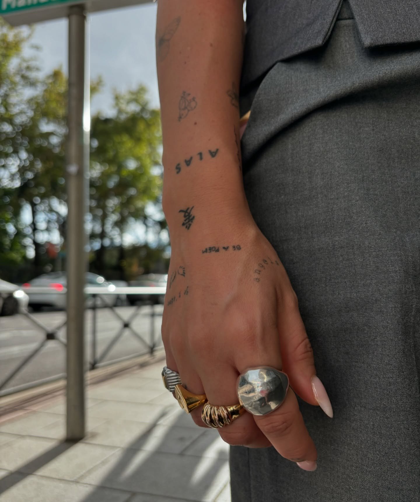 Tatuaje de destellos en brazo, línea fina Sinkply Madrid