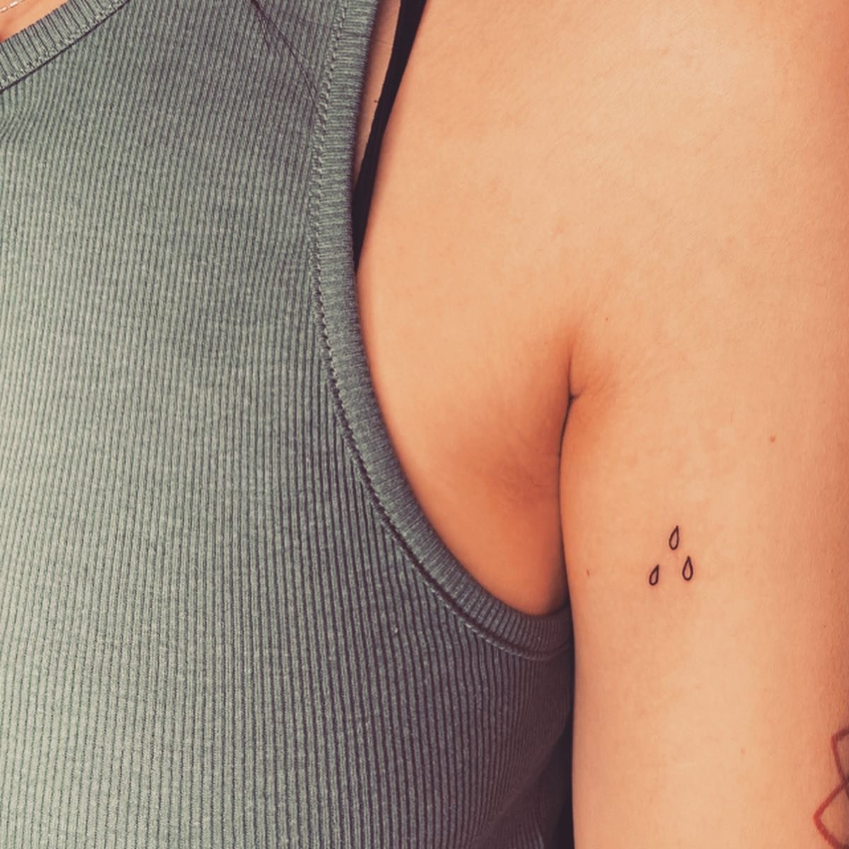 Tatuaje de destellos en brazo, línea fina Sinkply Madrid