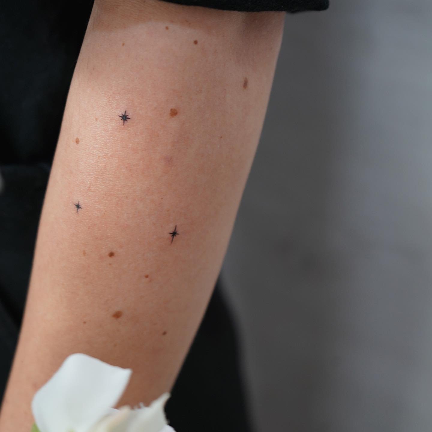 Tatuaje de destellos en brazo, línea fina Sinkply Madrid