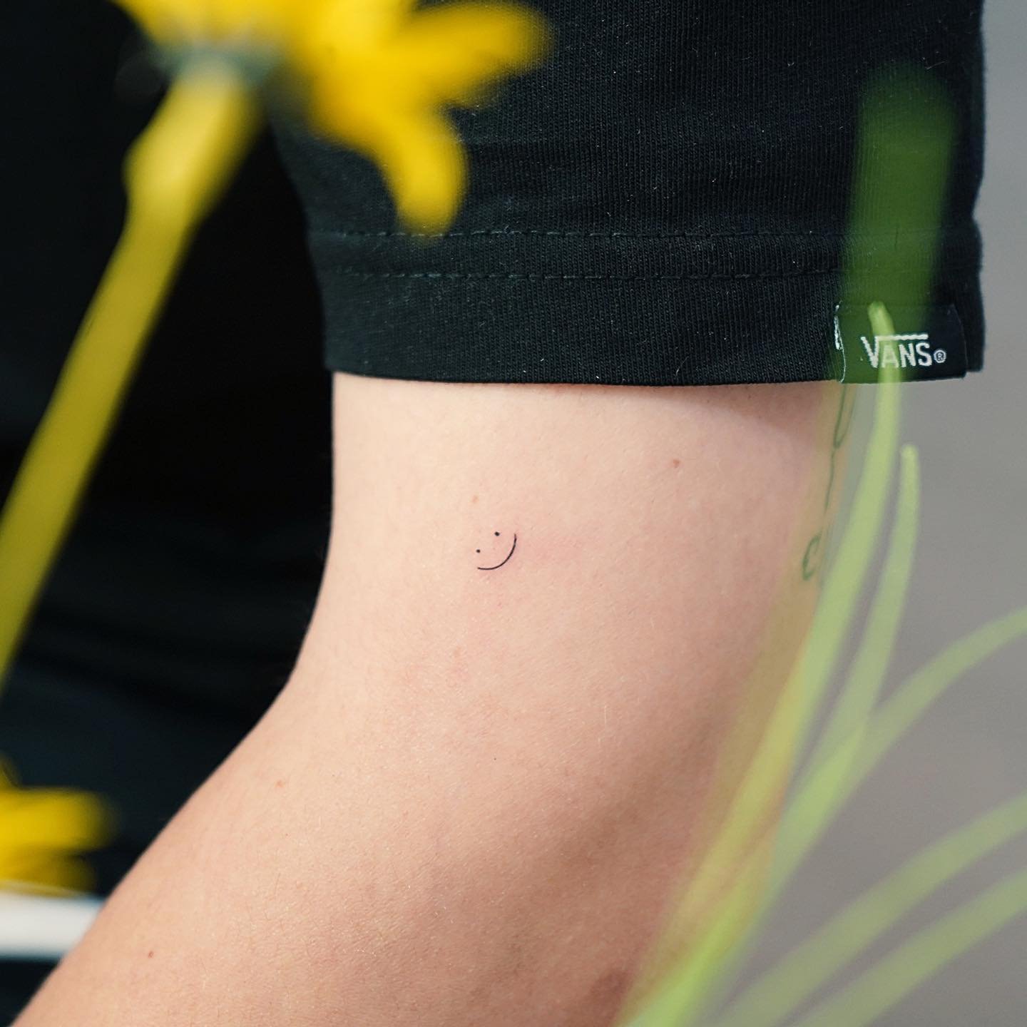 Tatuaje de destellos en brazo, línea fina Sinkply Madrid