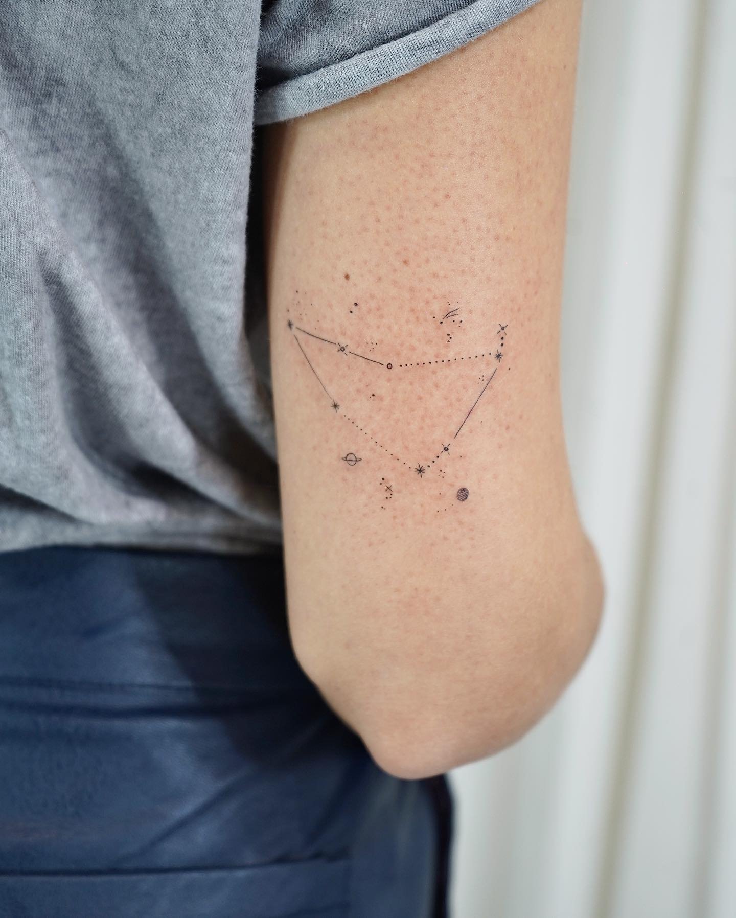 Tatuaje de destellos en brazo, línea fina Sinkply Madrid