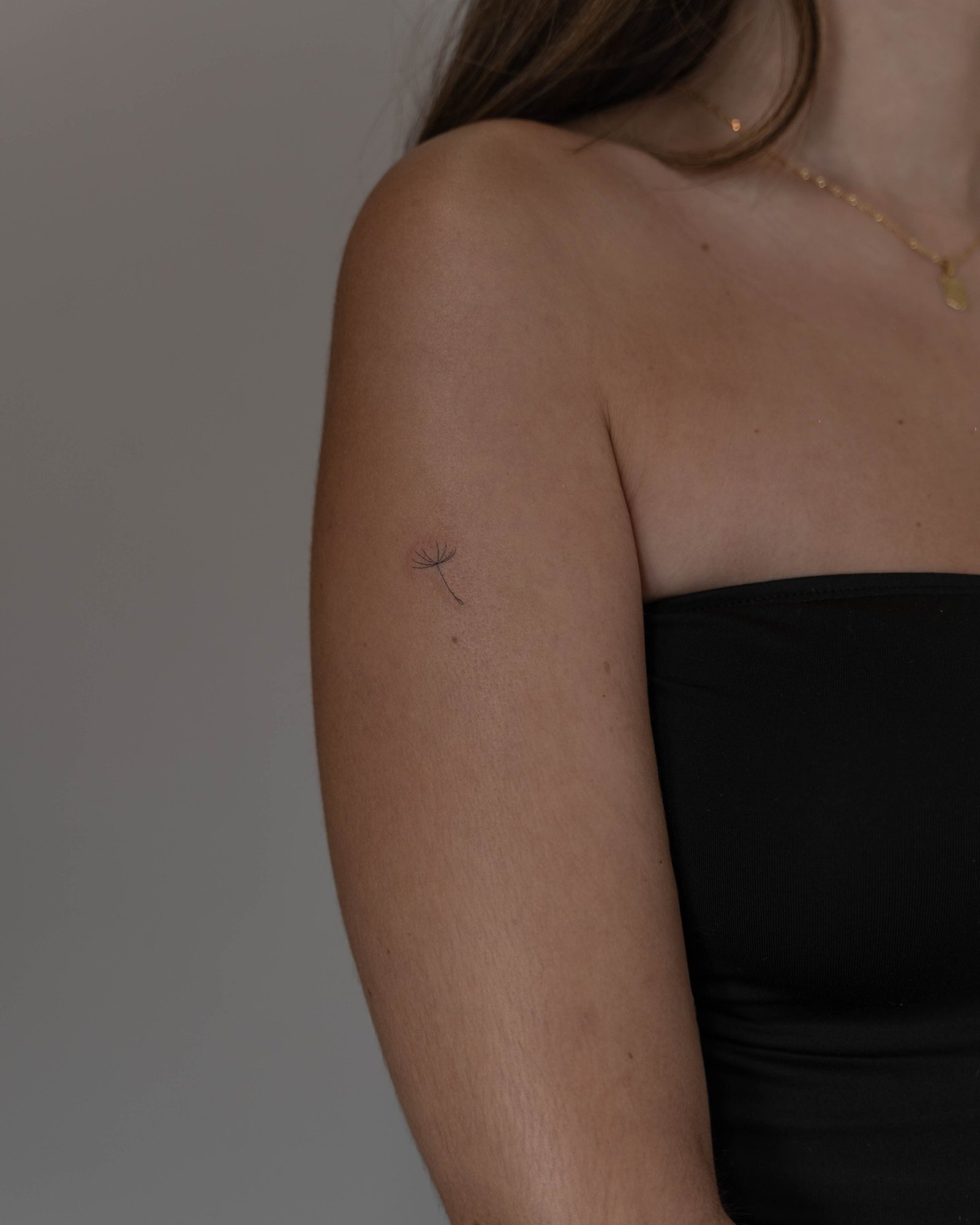 Tatuaje de destellos en brazo, línea fina Sinkply Madrid
