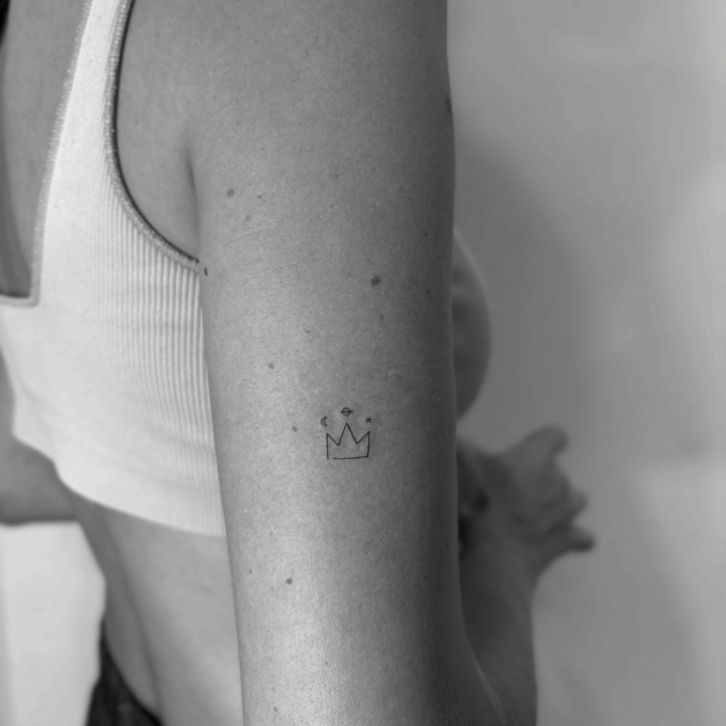 Tatuaje de destellos en brazo, línea fina Sinkply Madrid