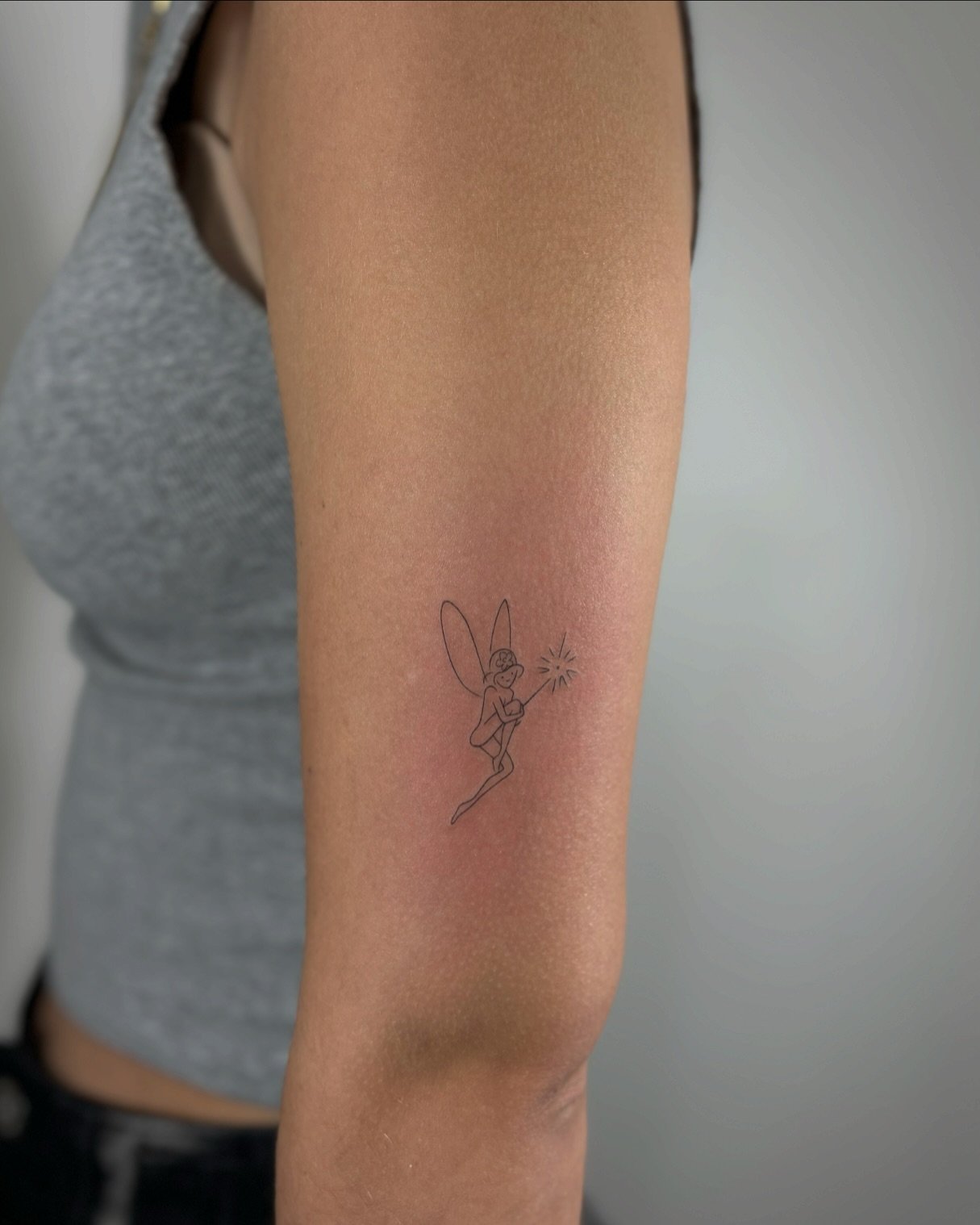 Tatuaje de destellos en brazo, línea fina Sinkply Madrid