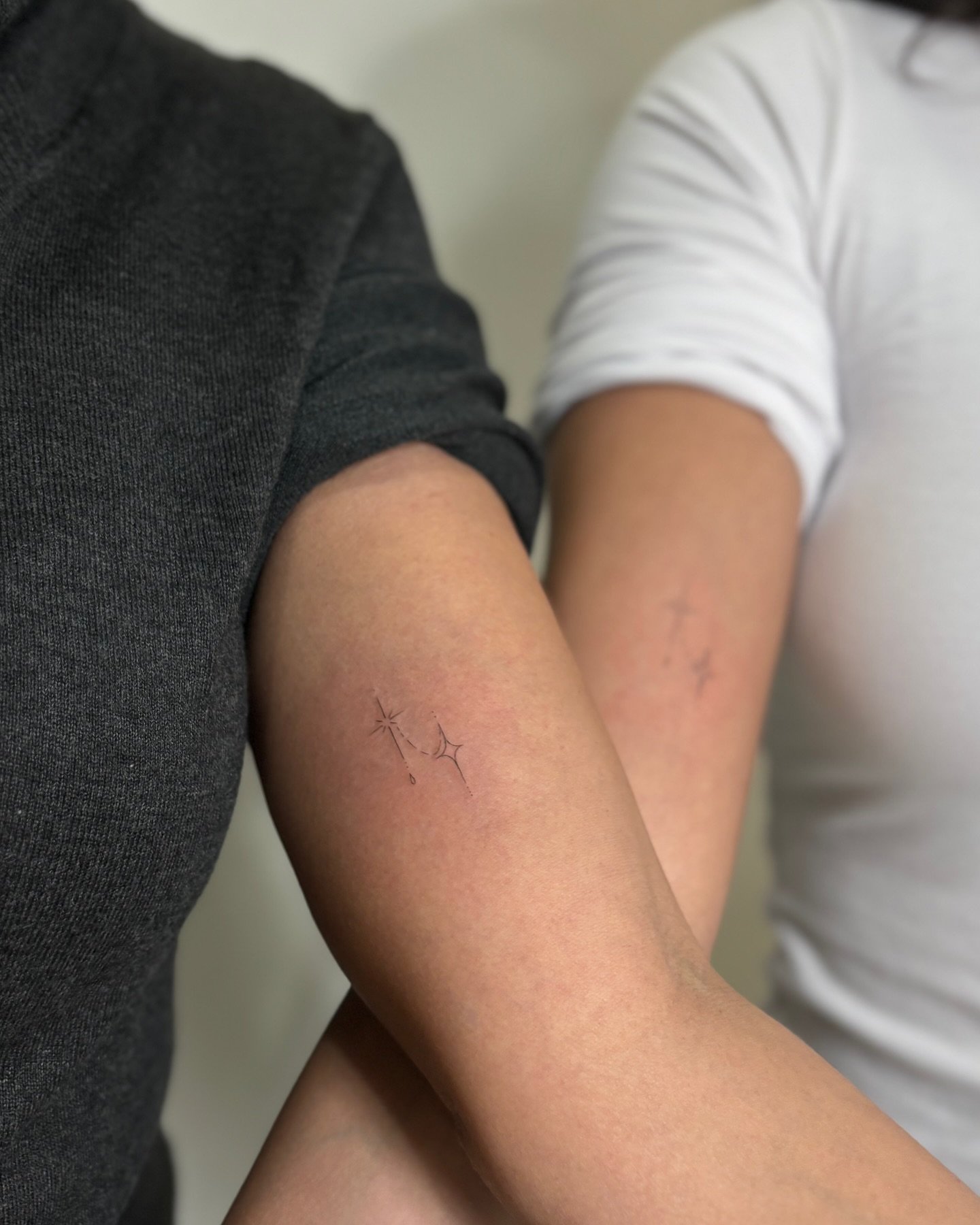 Tatuaje de destellos en brazo, línea fina Sinkply Madrid