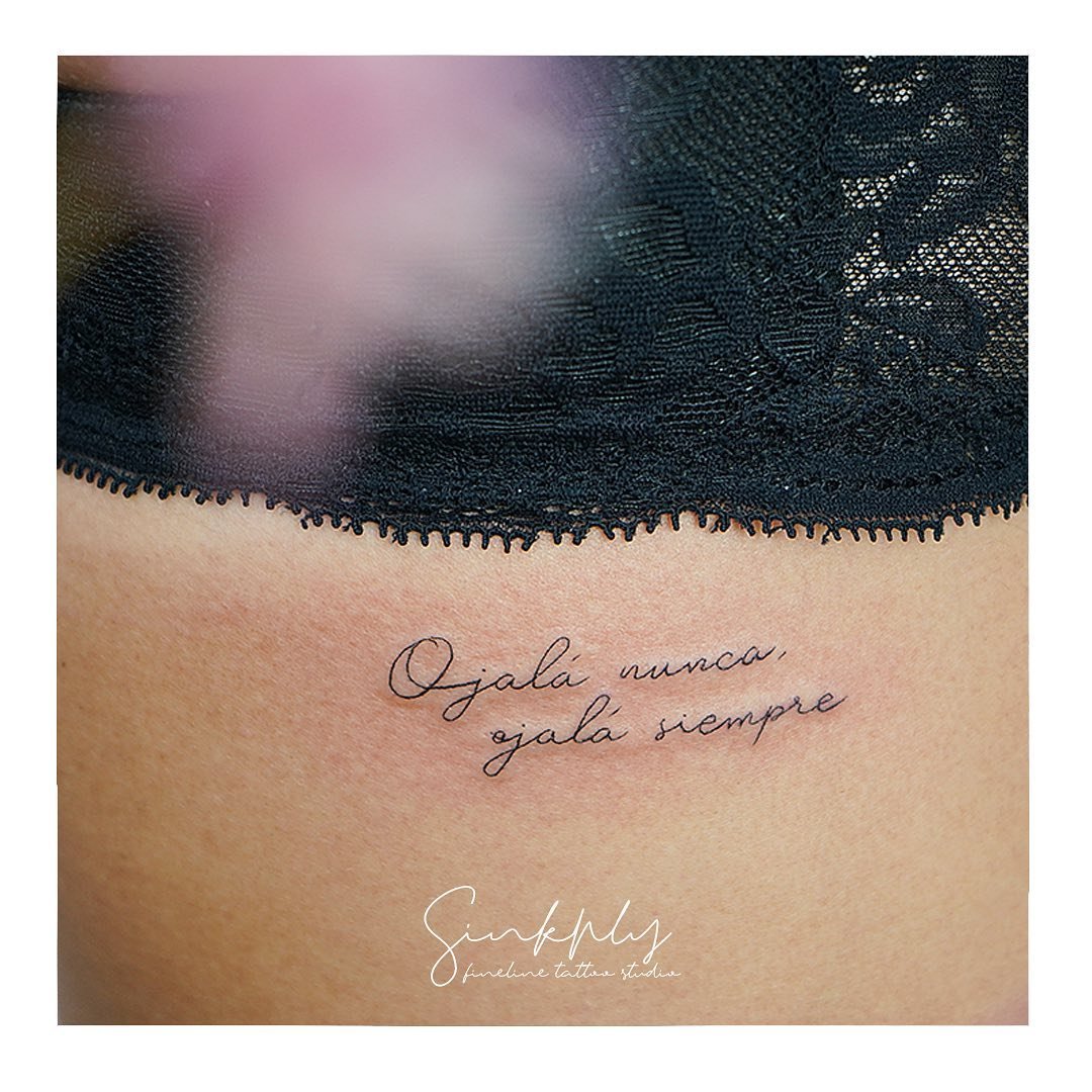 Tatuaje de destellos en costilla, línea fina Sinkply Madrid